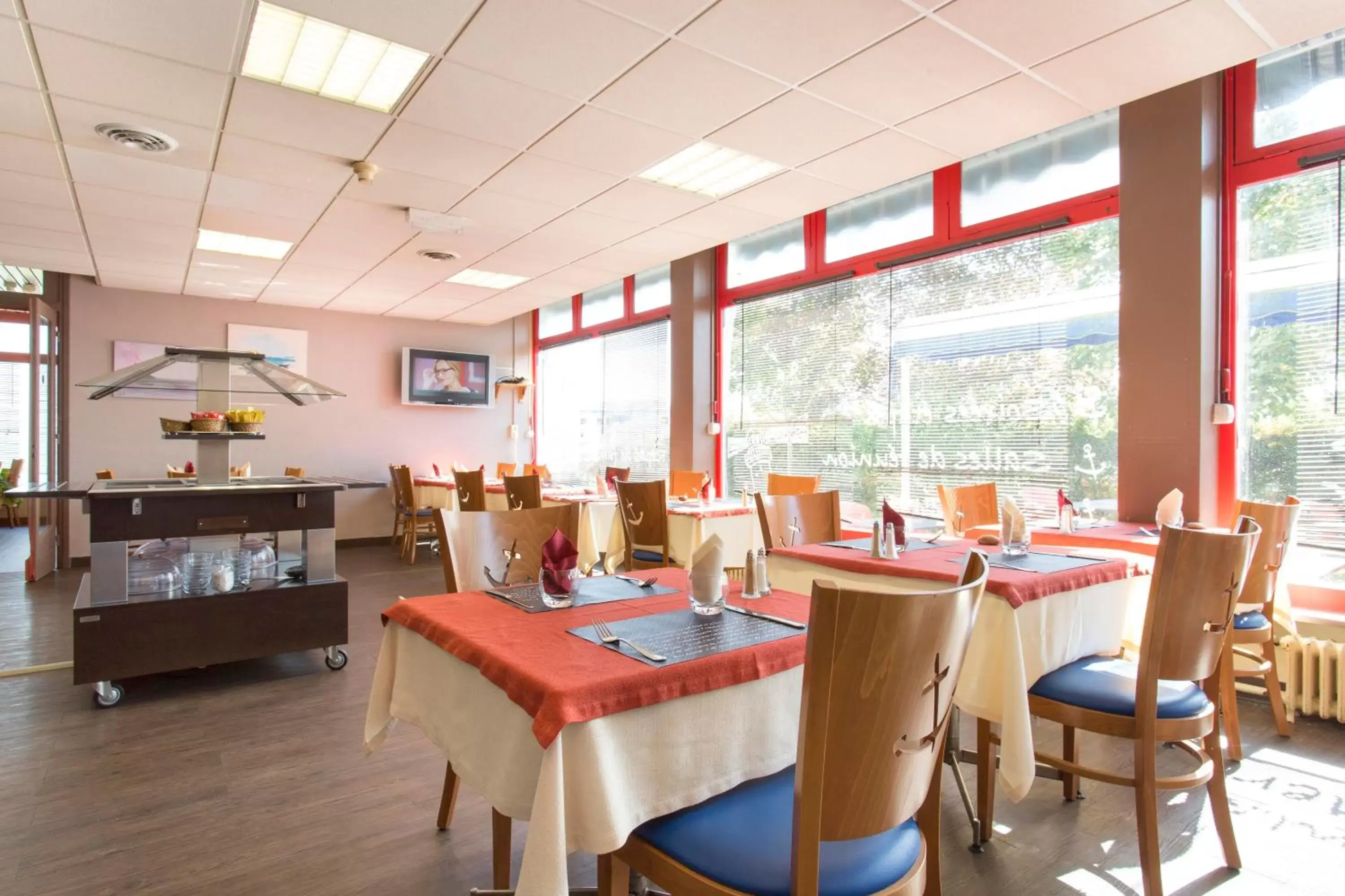 Breakfast, Restaurant/Places to Eat in Hôtel Les Gens De Mer Lorient by Popinns