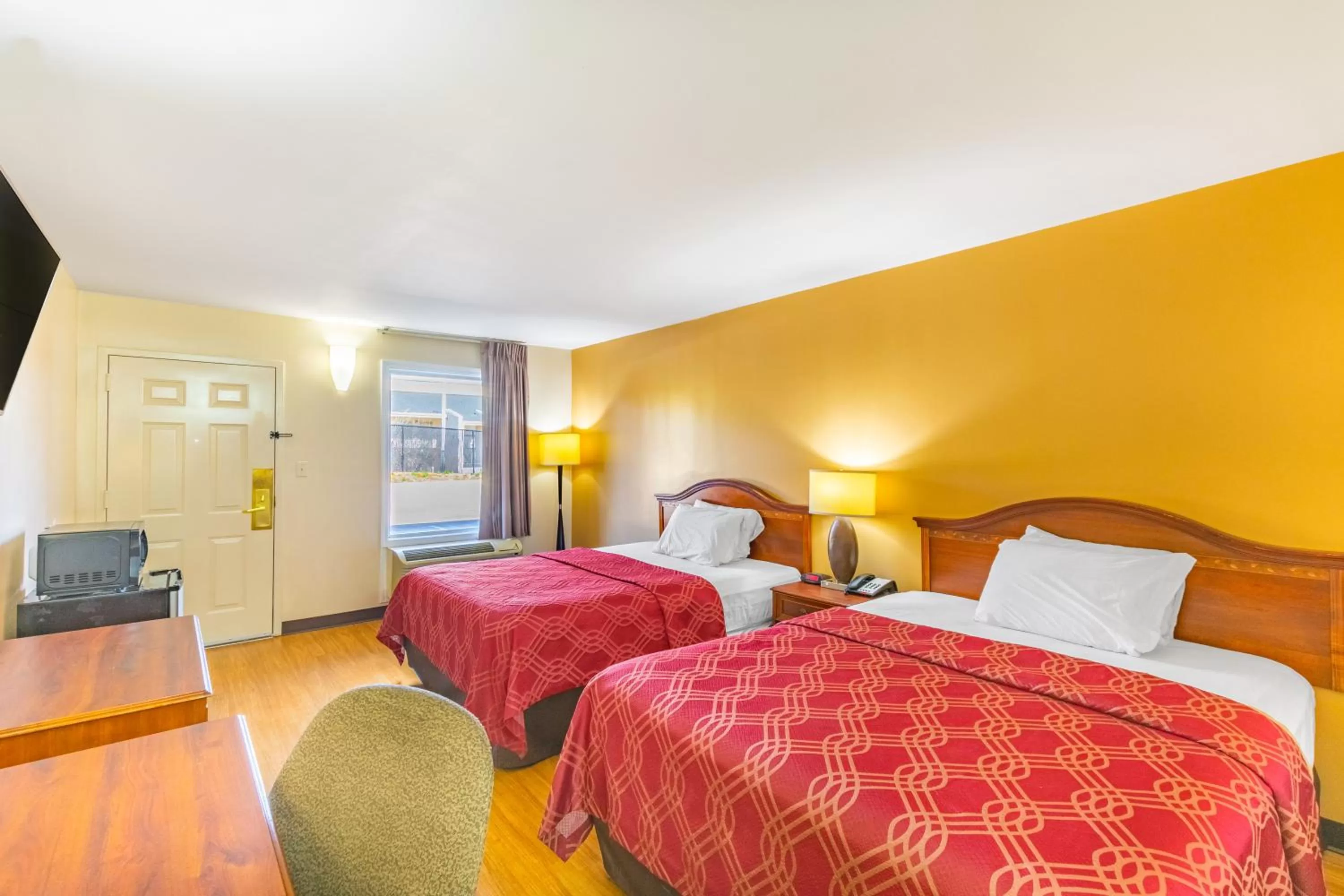 Photo of the whole room, Bed in Econo Lodge Gaffney