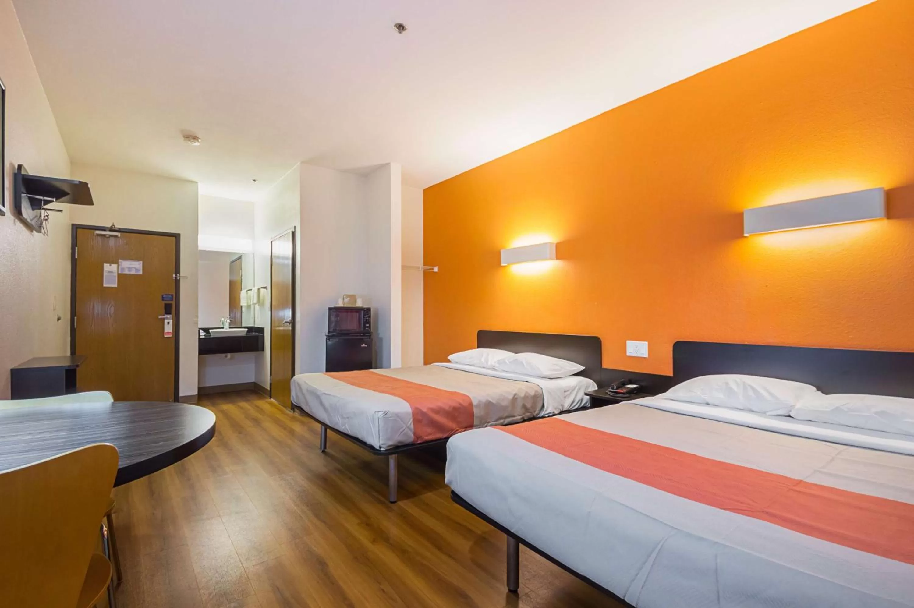 Photo of the whole room, Bed in Motel 6 Dallas – Irving DFW Airport South