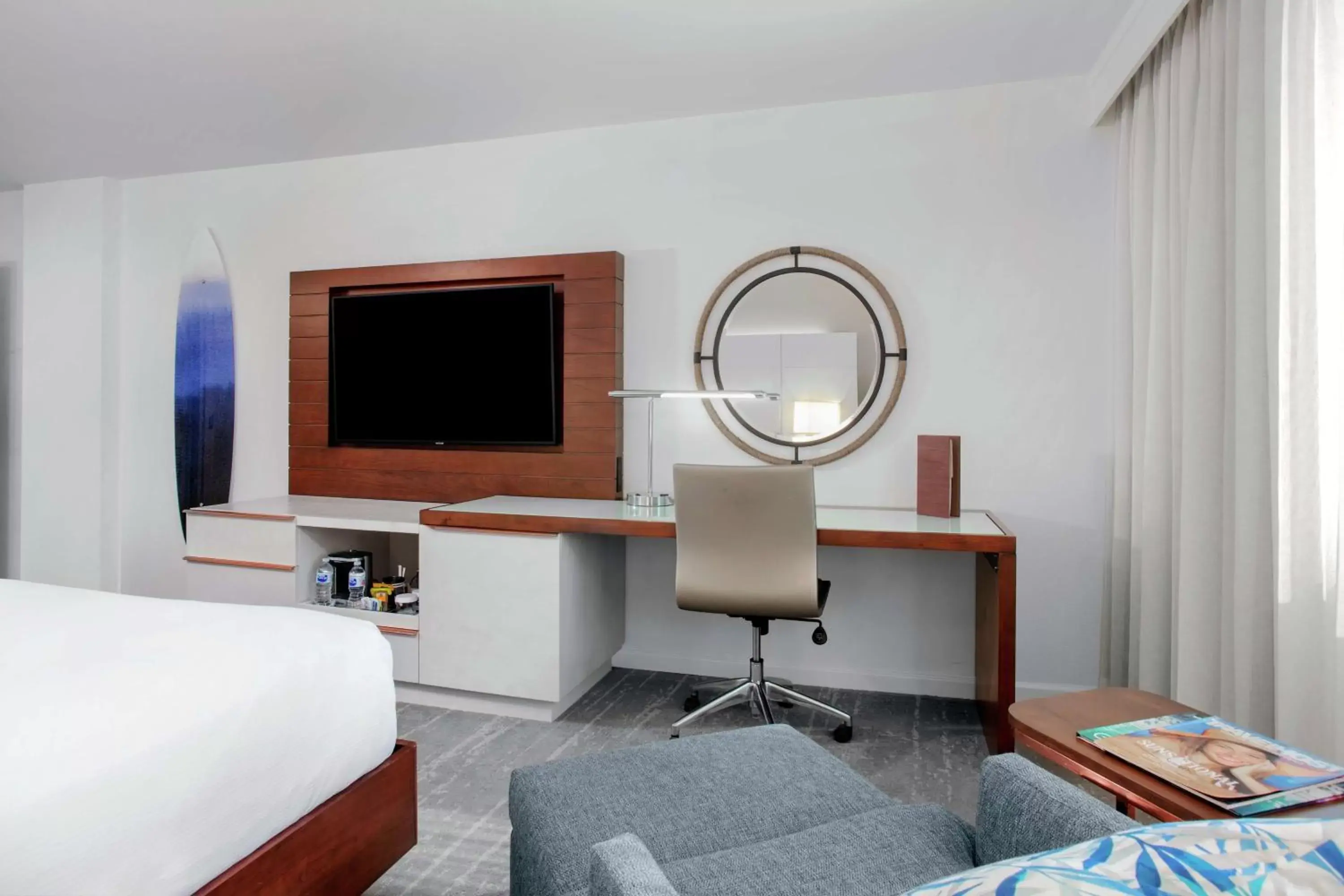 Bedroom, TV/Entertainment Center in DoubleTree by Hilton Hotel Deerfield Beach - Boca Raton