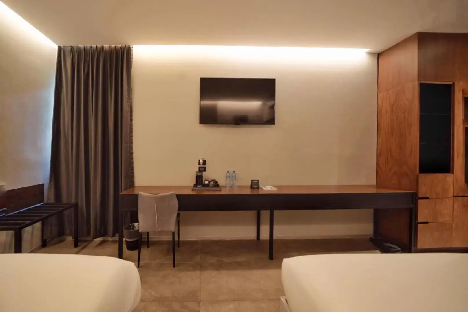 Bed, TV/Entertainment Center in Ontico Urban Design Hotel