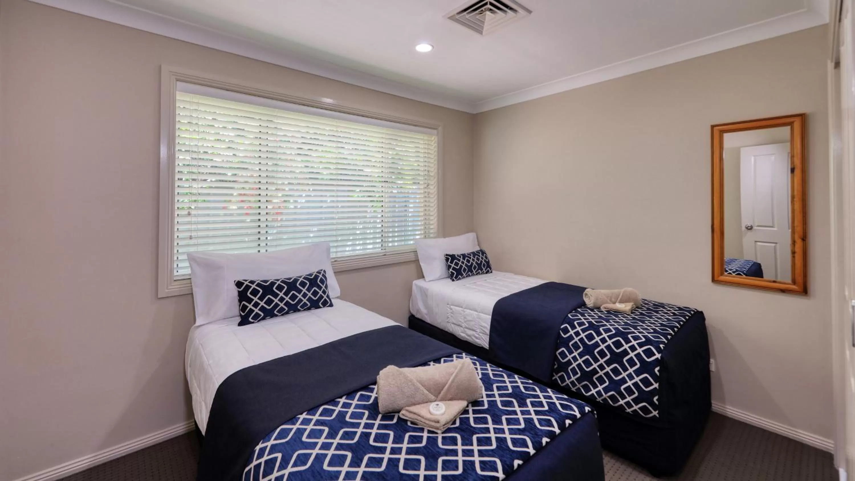 Bedroom, Bed in Edward Parry Motel and Apartments