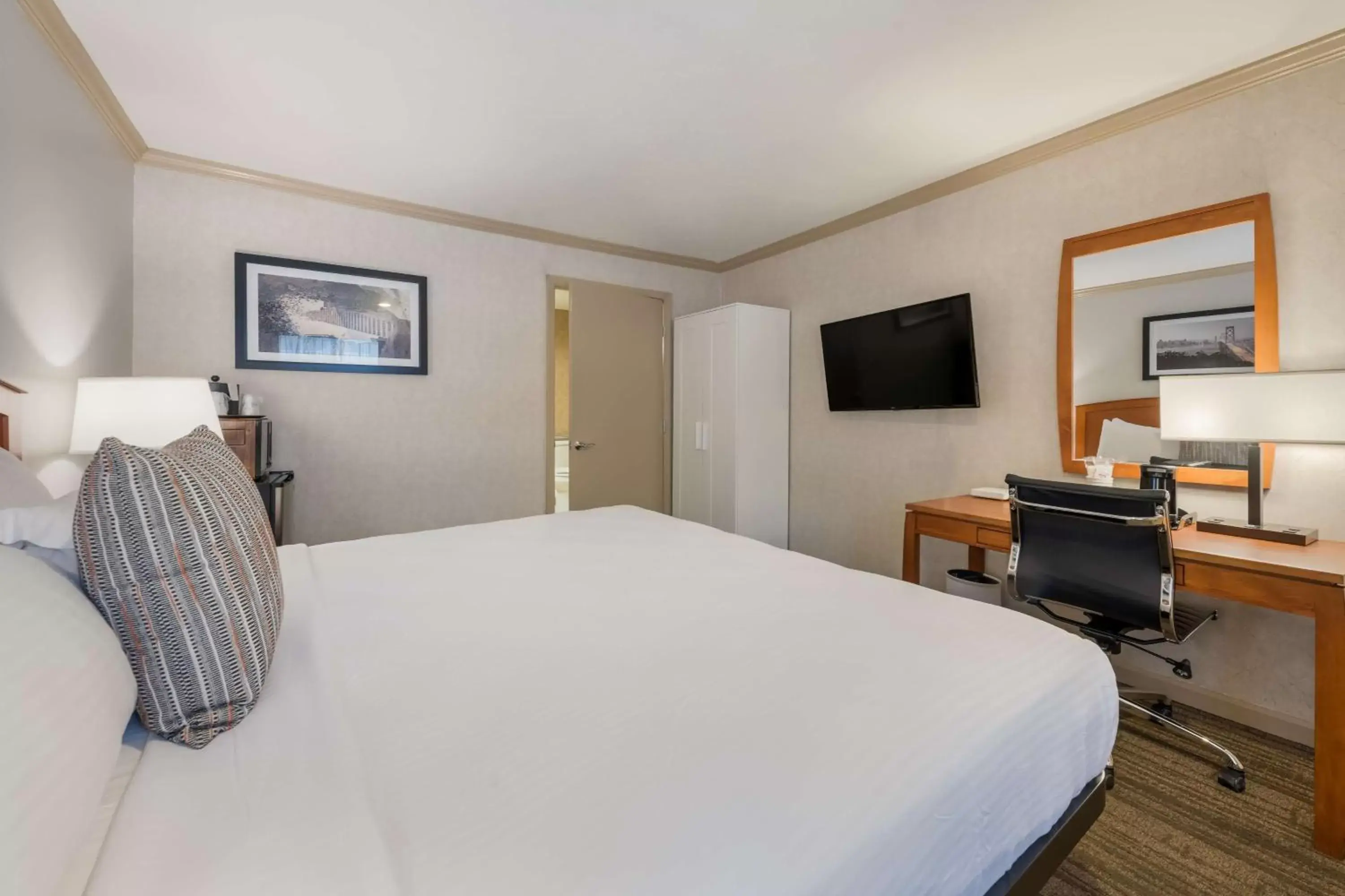 Bedroom, Bed in SureStay Plus Hotel by Best Western Mountain View