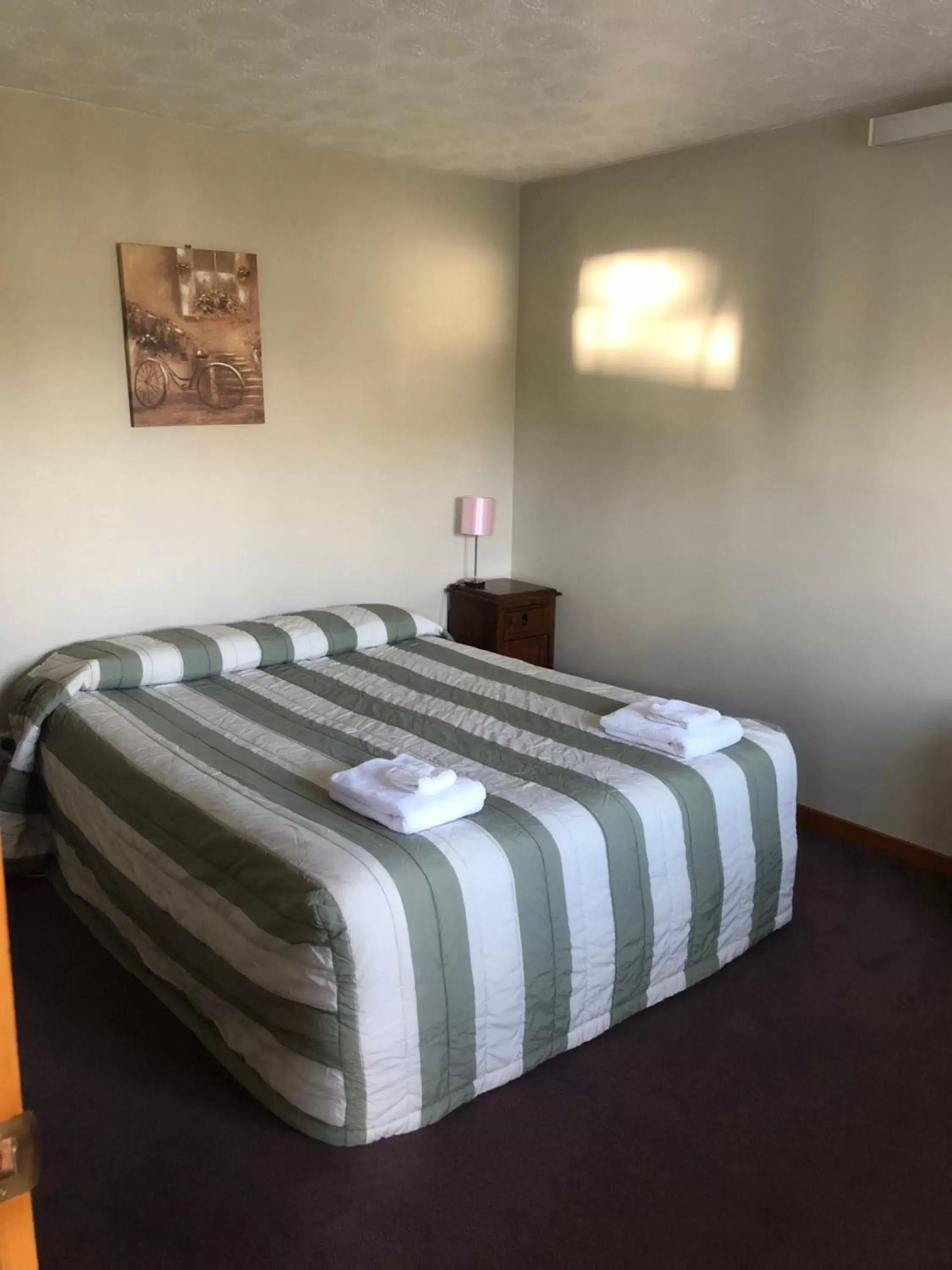 Bed in Lilybrook Motel