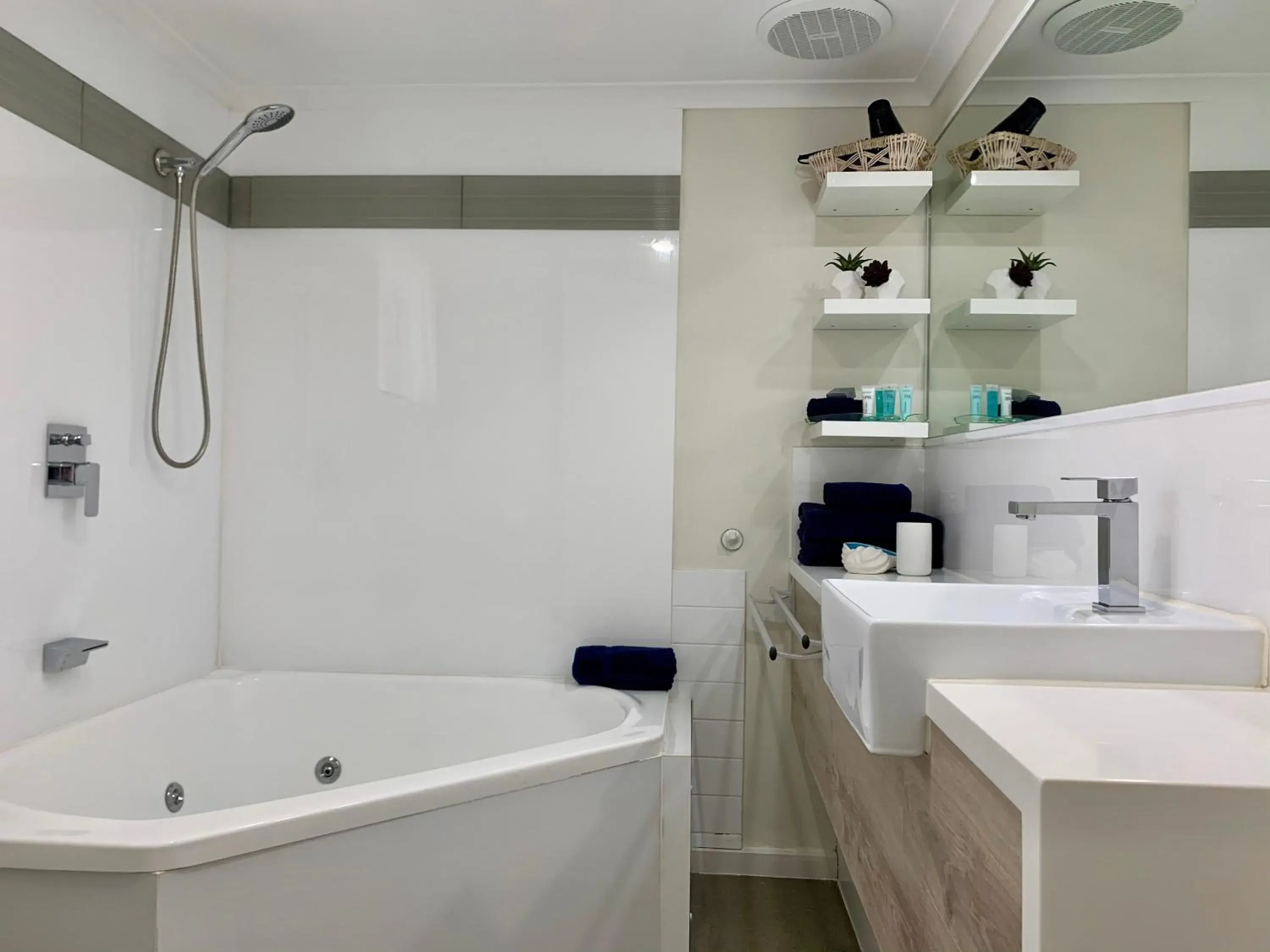 Shower, Bathroom in Apollo Bay Waterfront Motor Inn