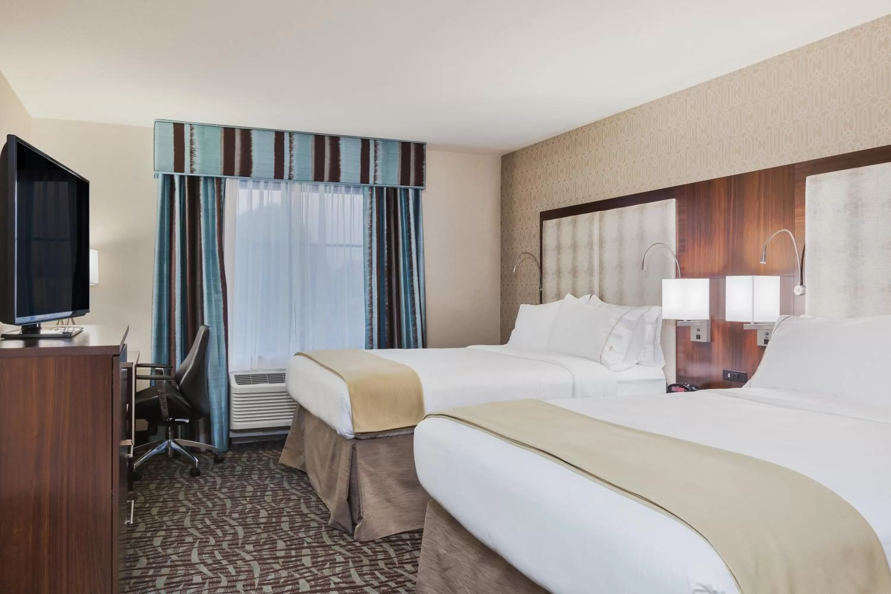 Photo of the whole room, Bed in Holiday Inn Express & Suites Eureka by IHG