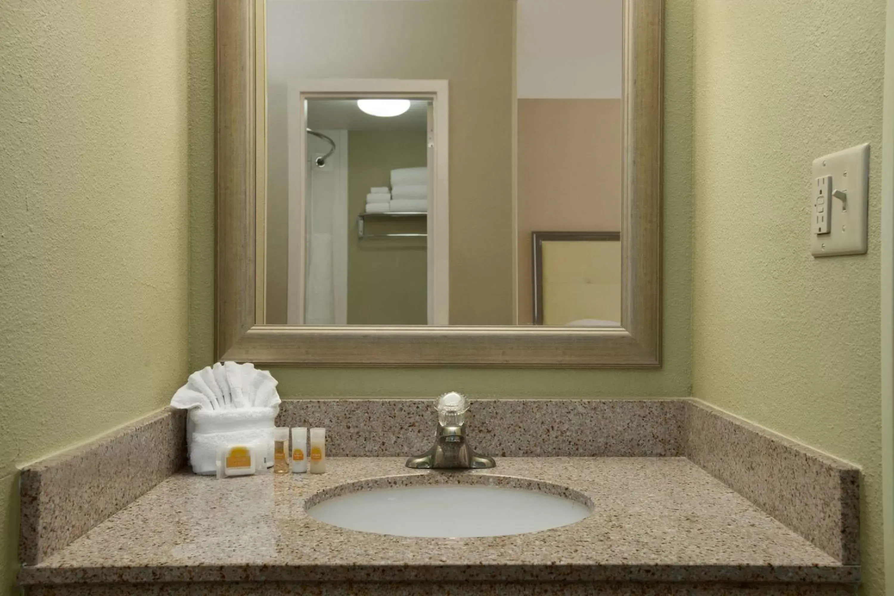 Queen Room - Non-Smoking in Days Inn by Wyndham Baltimore Inner Harbor Queen Room - Non-Smoking in Days Inn by Wyndham Baltimore Inner Harbor