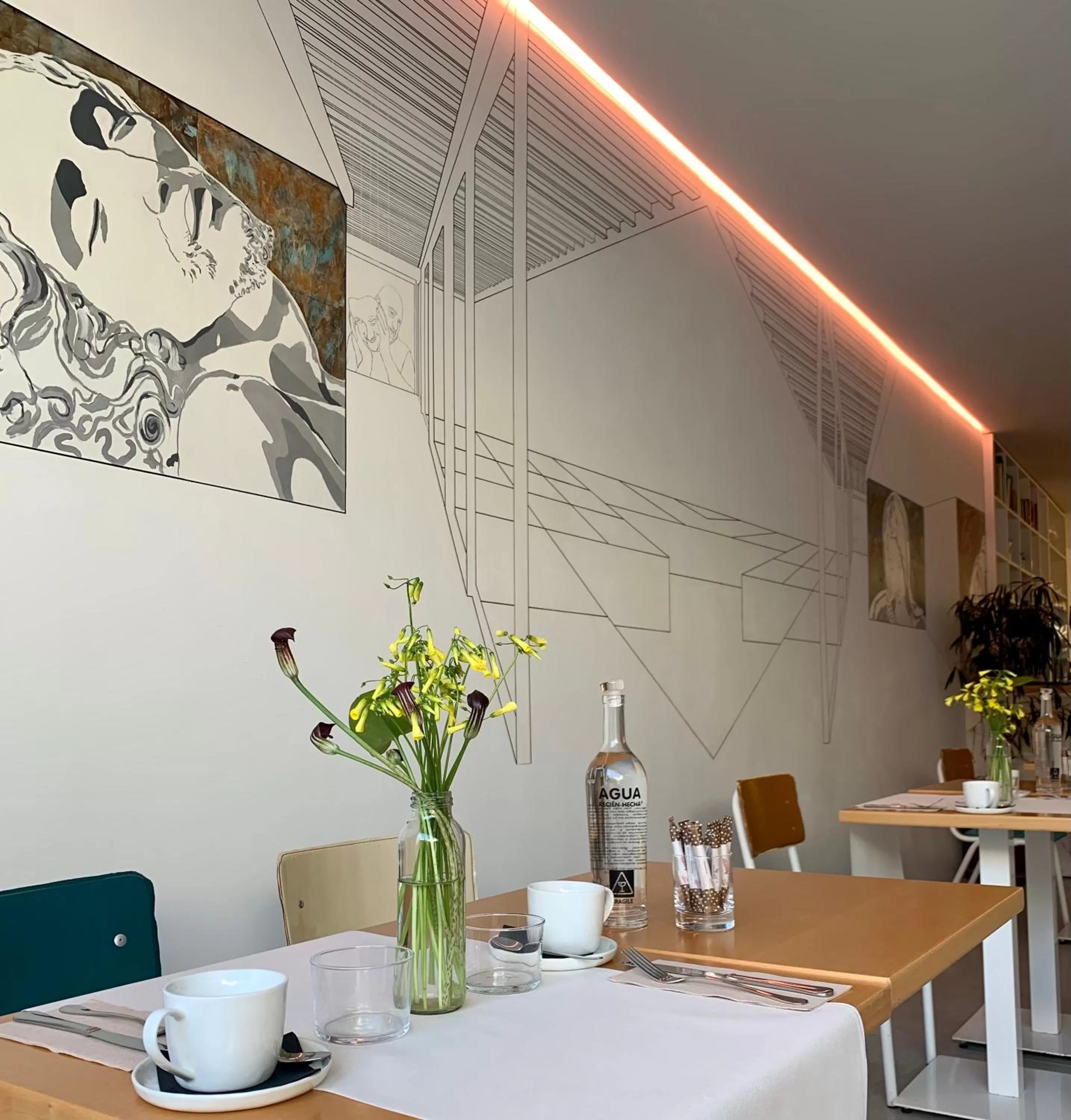 Restaurant/places to eat in Fragile Hotel