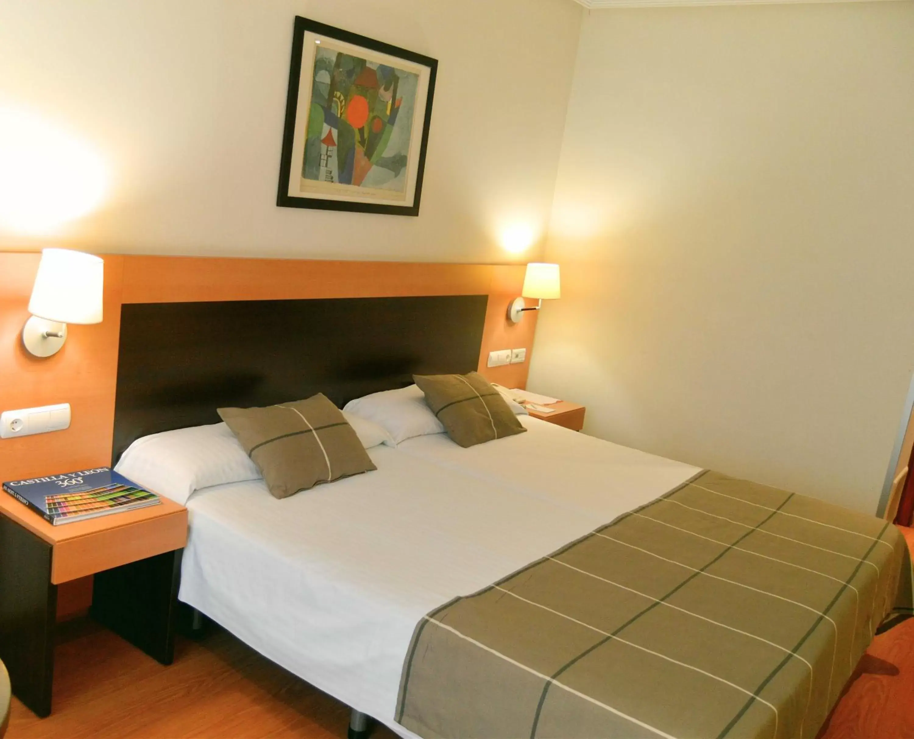 Photo of the whole room, Bed in FC Infantas de León