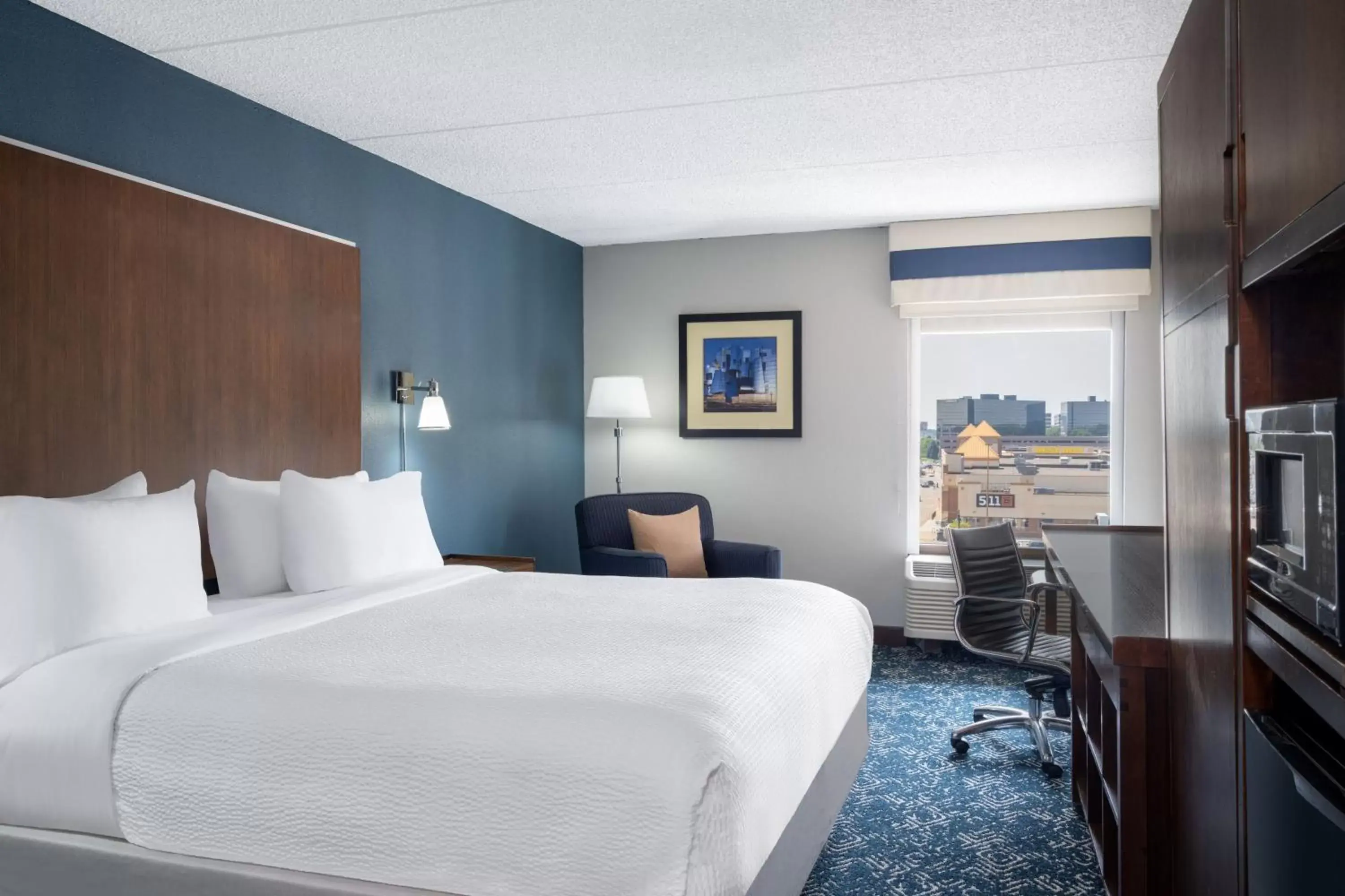 Photo of the whole room, Bed in Four Points by Sheraton Mall of America Minneapolis Airport