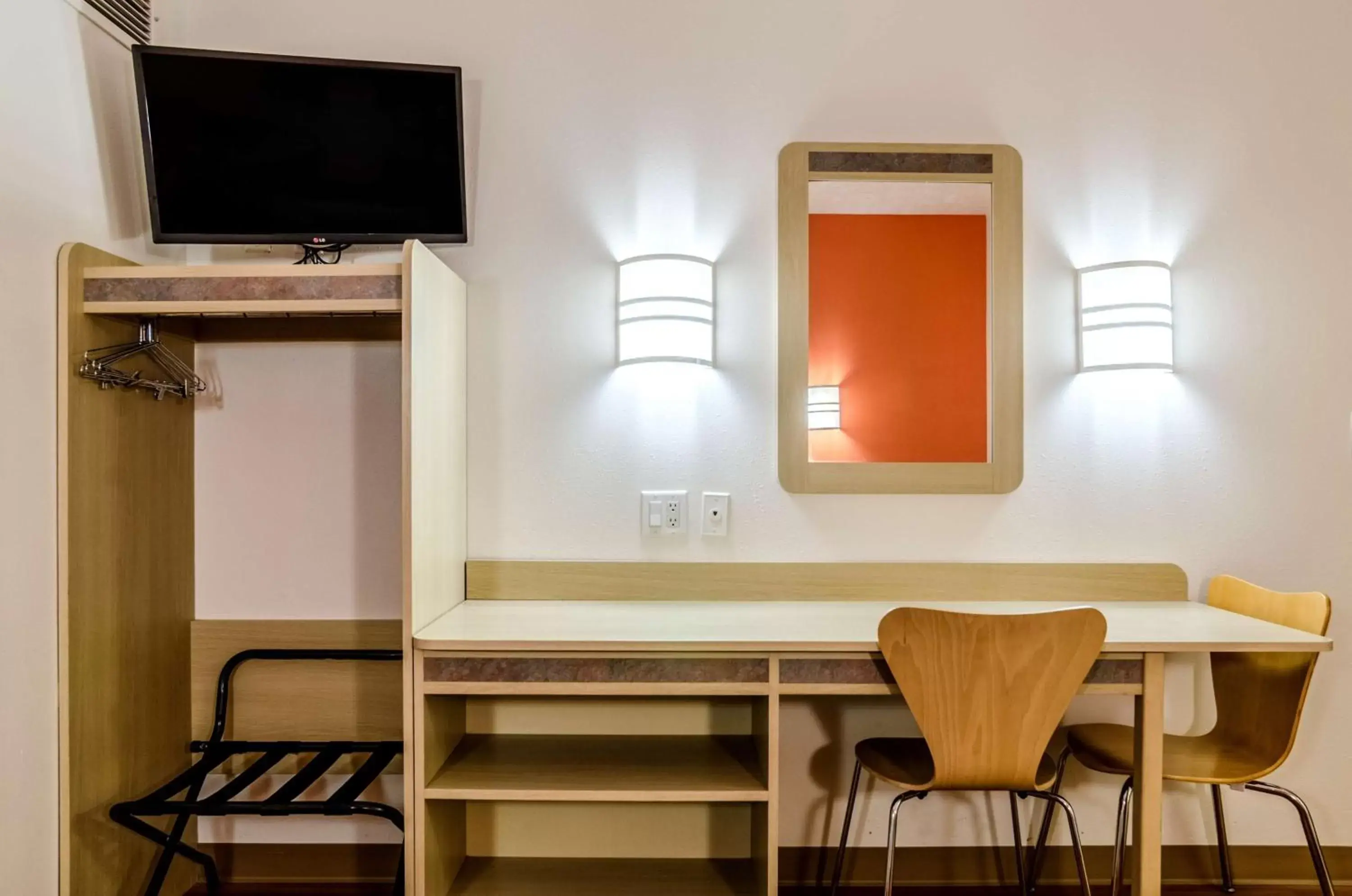 Photo of the whole room, TV/Entertainment Center in Motel 6-Kearney, NE