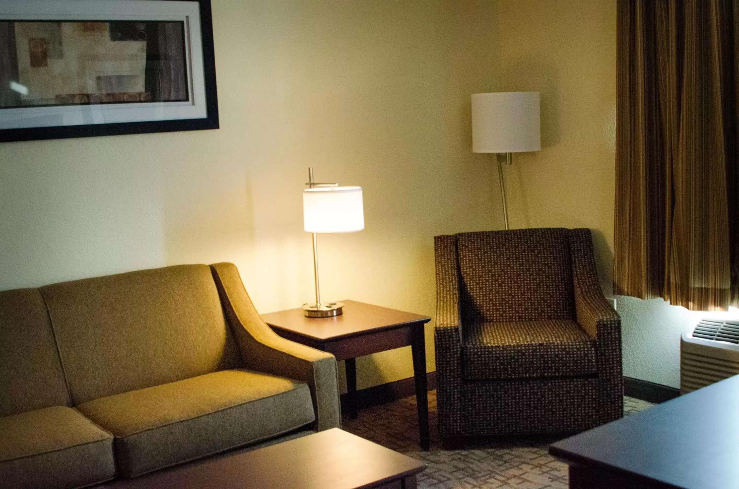 Living room, Seating Area in Cobblestone Inn & Suites - Soda Springs