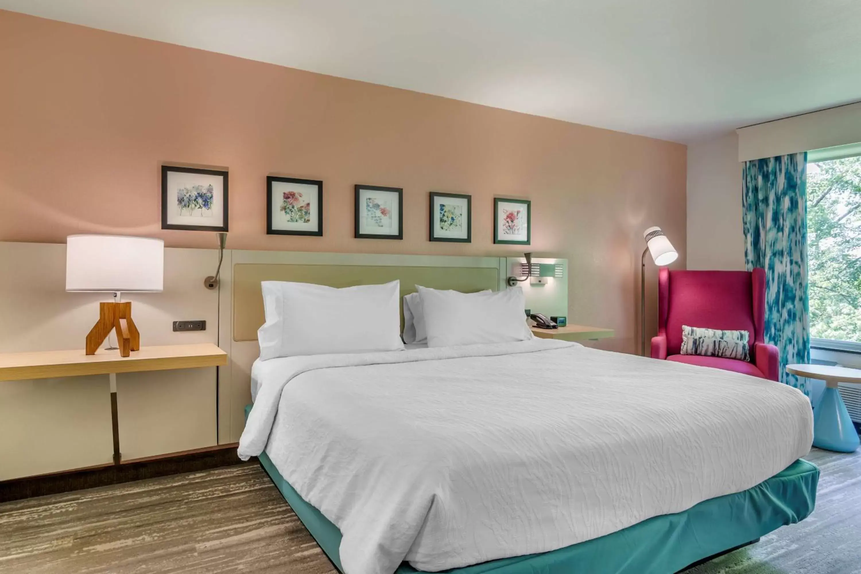 Bed in Hilton Garden Inn Atlanta Northeast/Gwinnett Sugarloaf