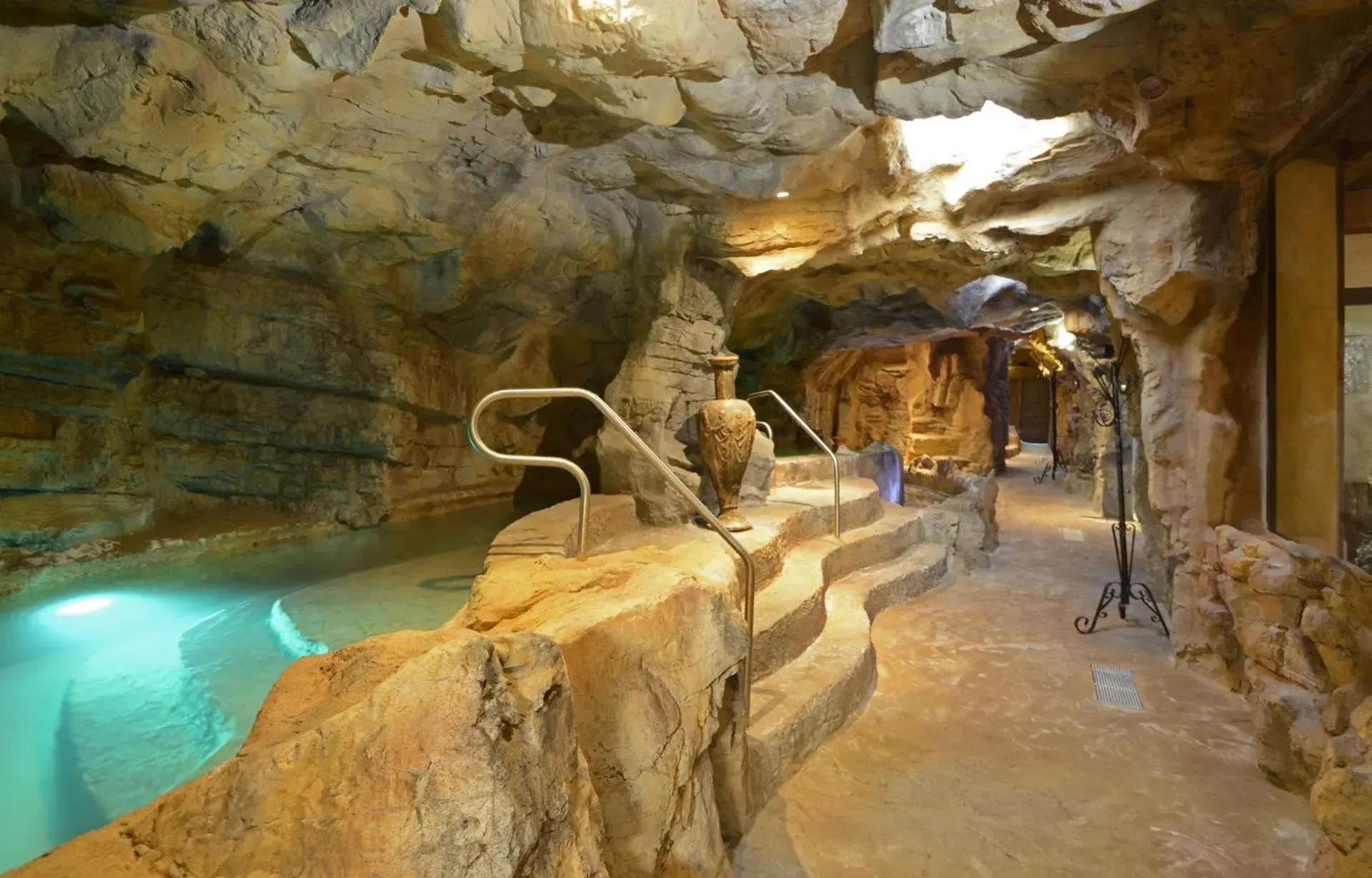 Hot Tub in Casanova - Wellness Center La Grotta Etrusca