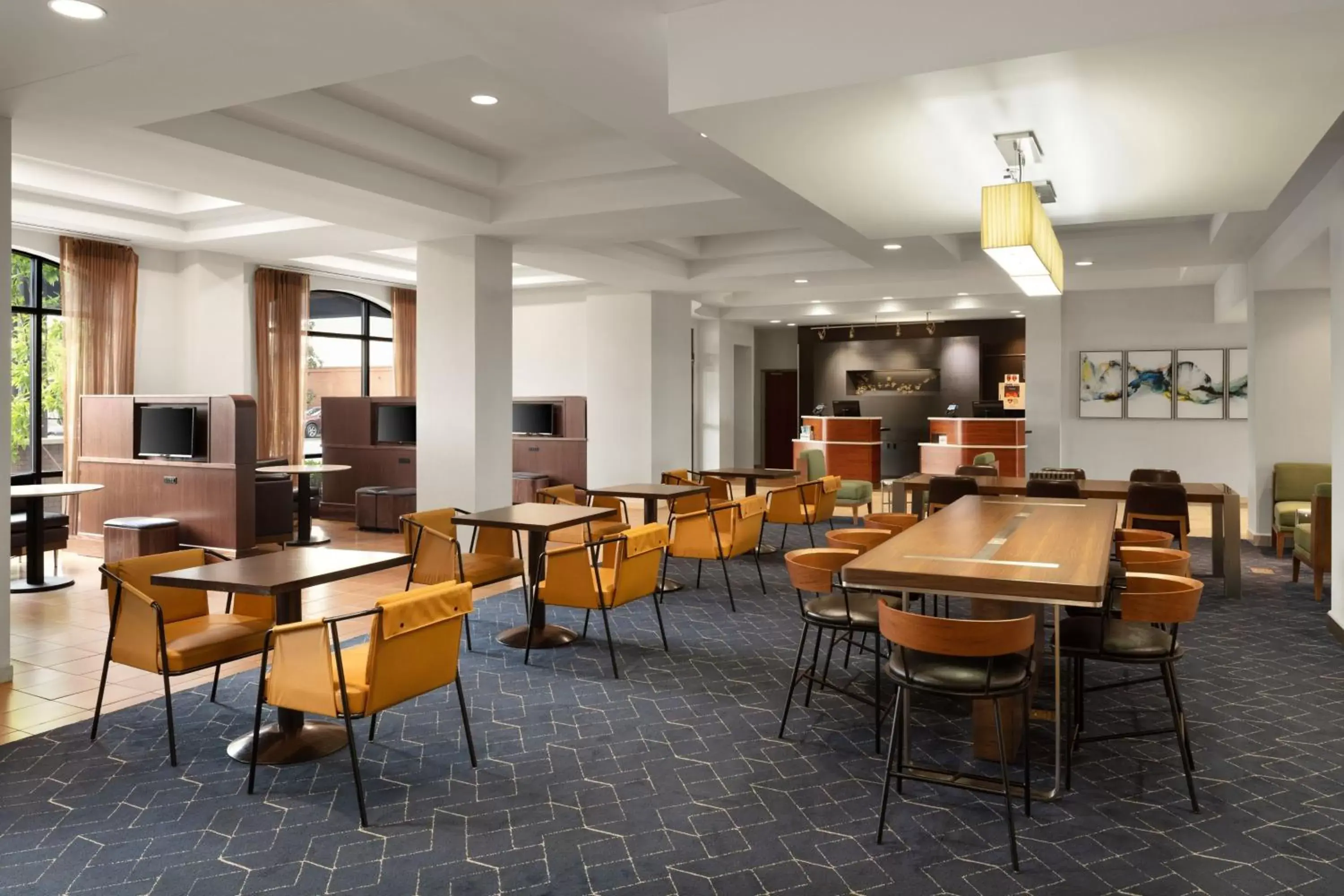 Lobby or reception, Restaurant/Places to Eat in Courtyard Louisville Airport