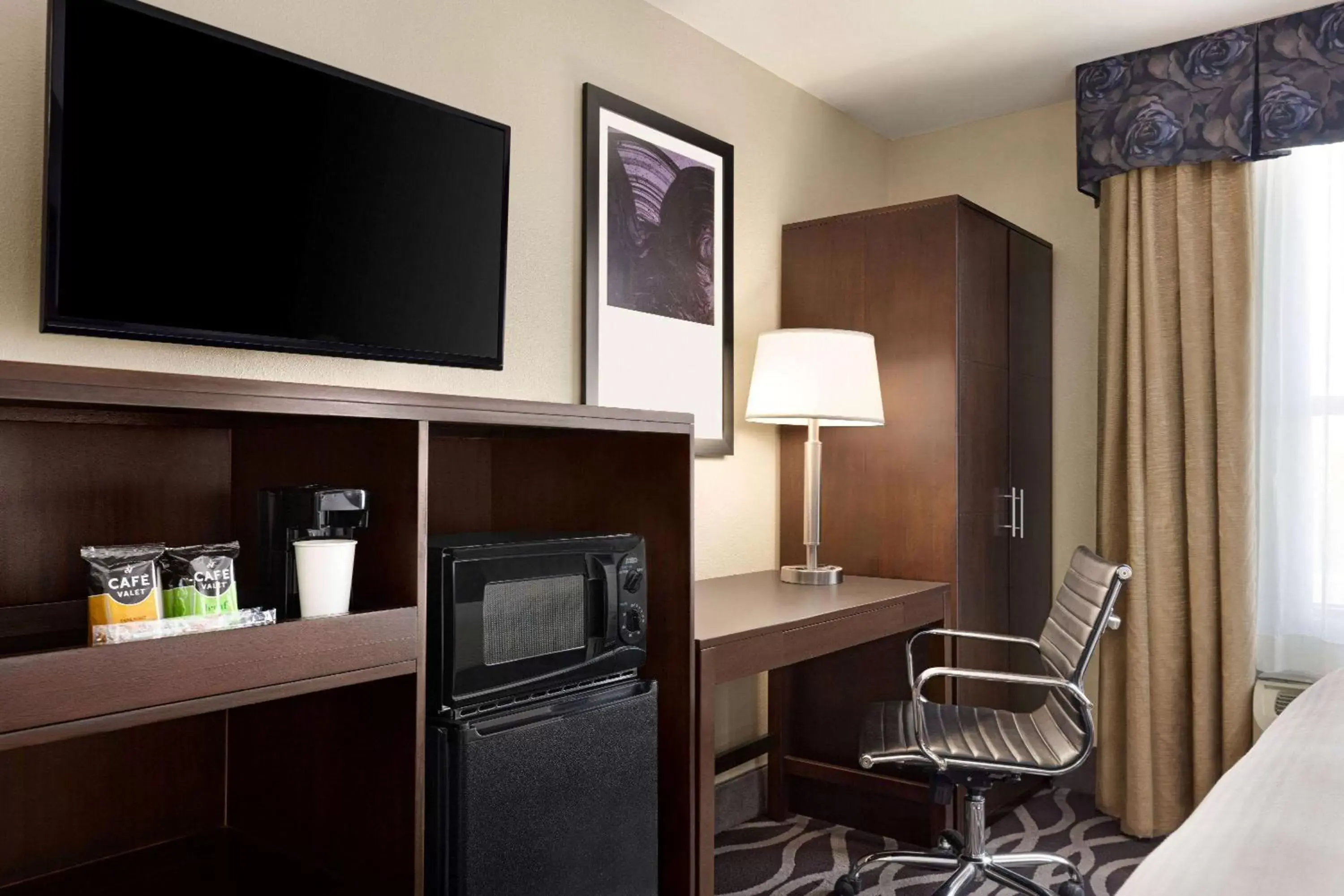 Photo of the whole room, TV/Entertainment Center in IBAN Hotel, Trademark Collection by Wyndham Photo of the whole room, TV/Entertainment Center in IBAN Hotel, Trademark Collection by Wyndham