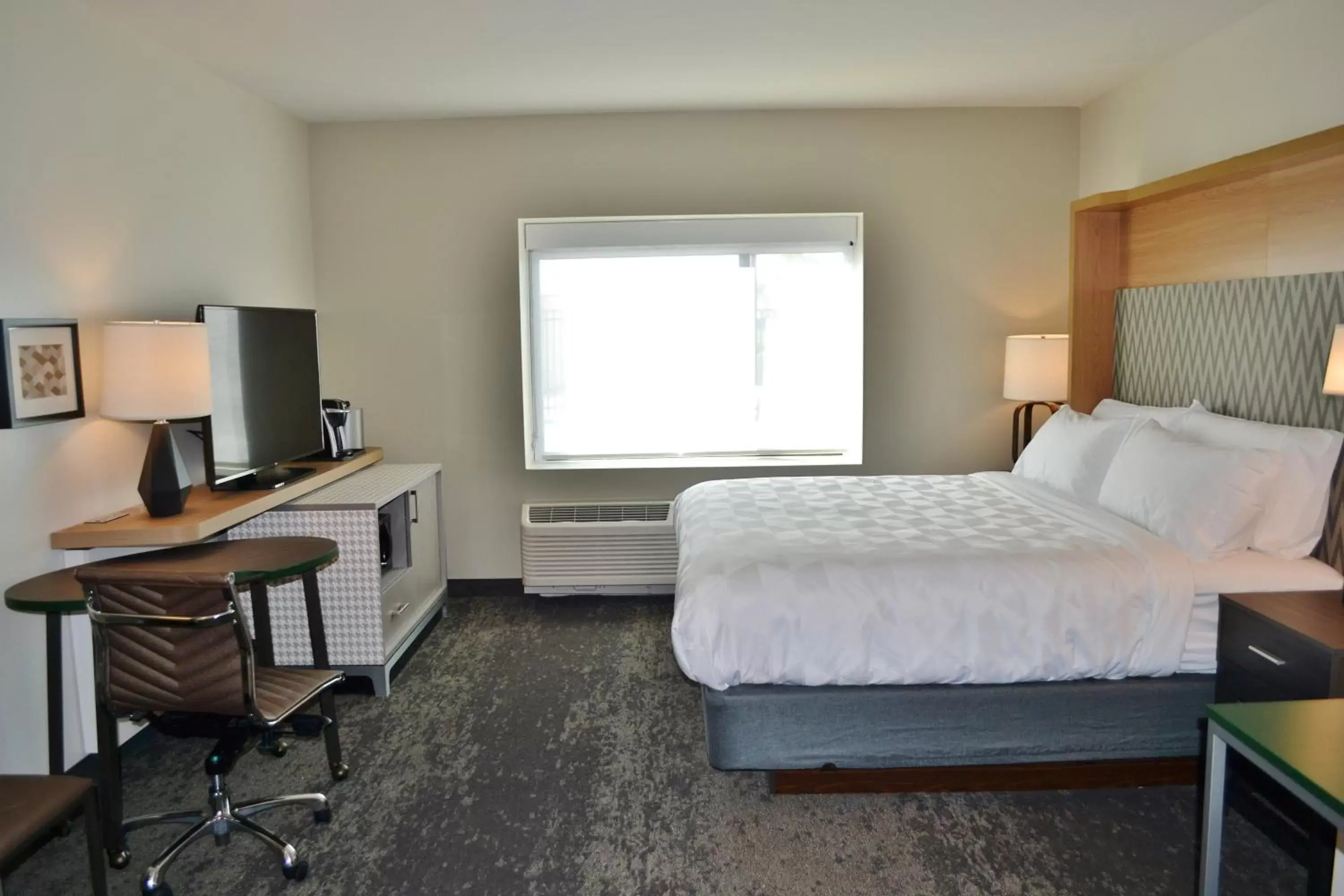 Photo of the whole room, Bed in Holiday Inn - Columbus, an IHG Hotel
