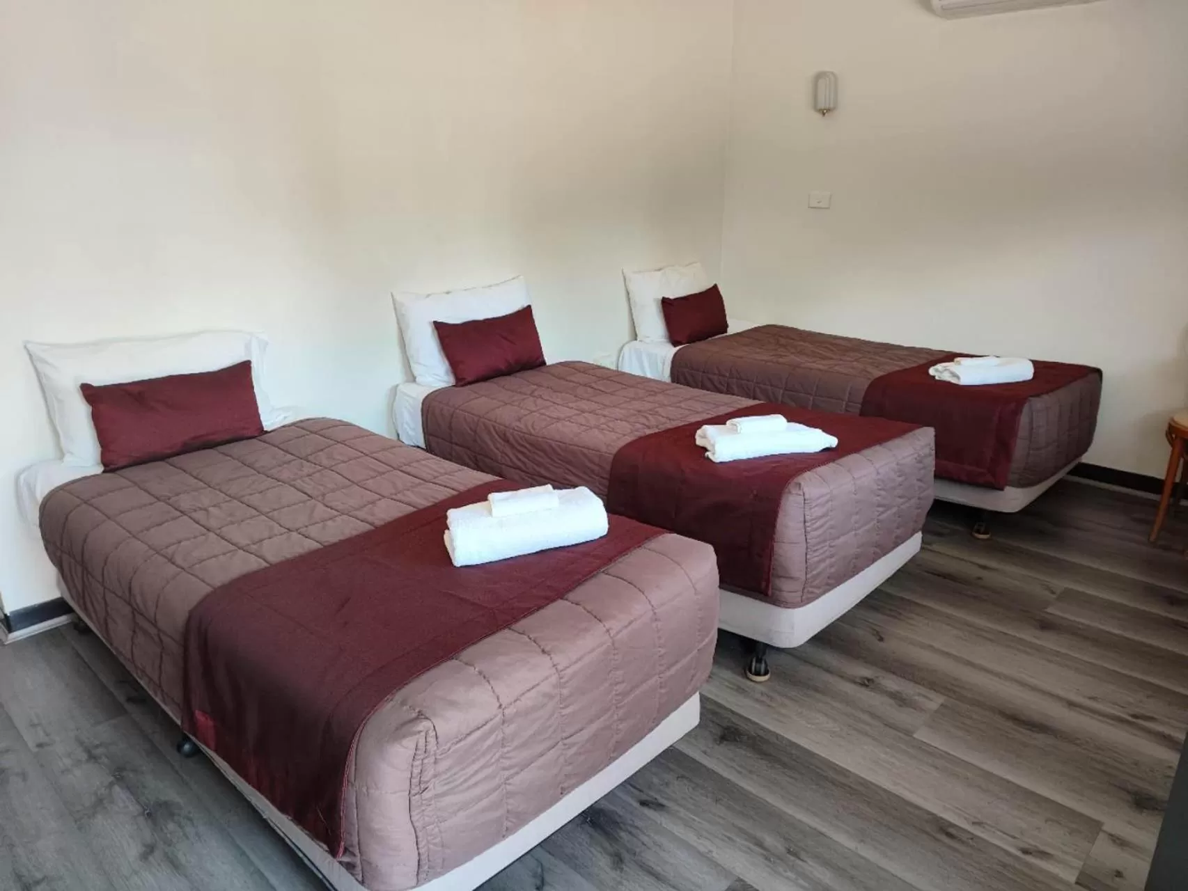 Bedroom, Bed in Country Motor Inn