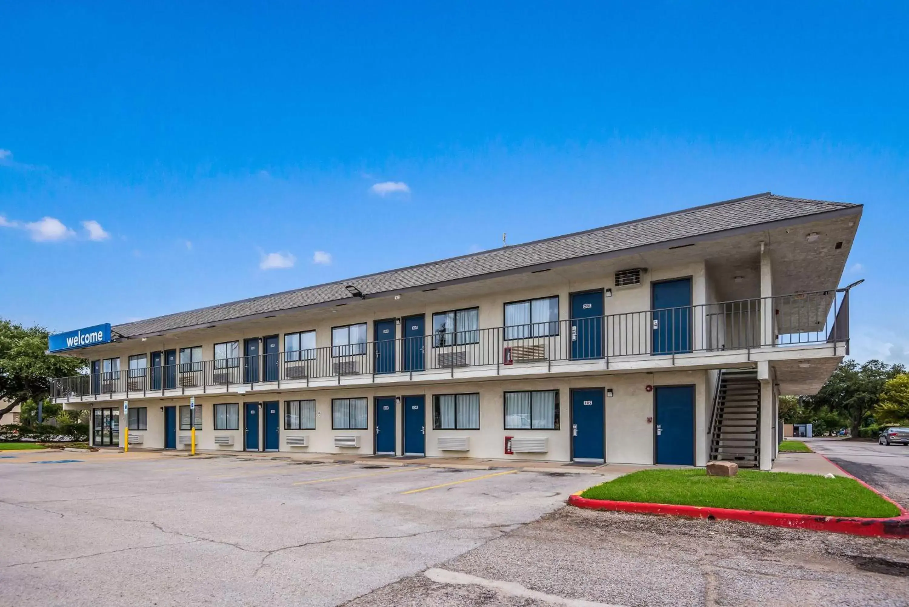 Property building in Motel 6-College Station, TX - Bryan Property building in Motel 6-College Station, TX - Bryan