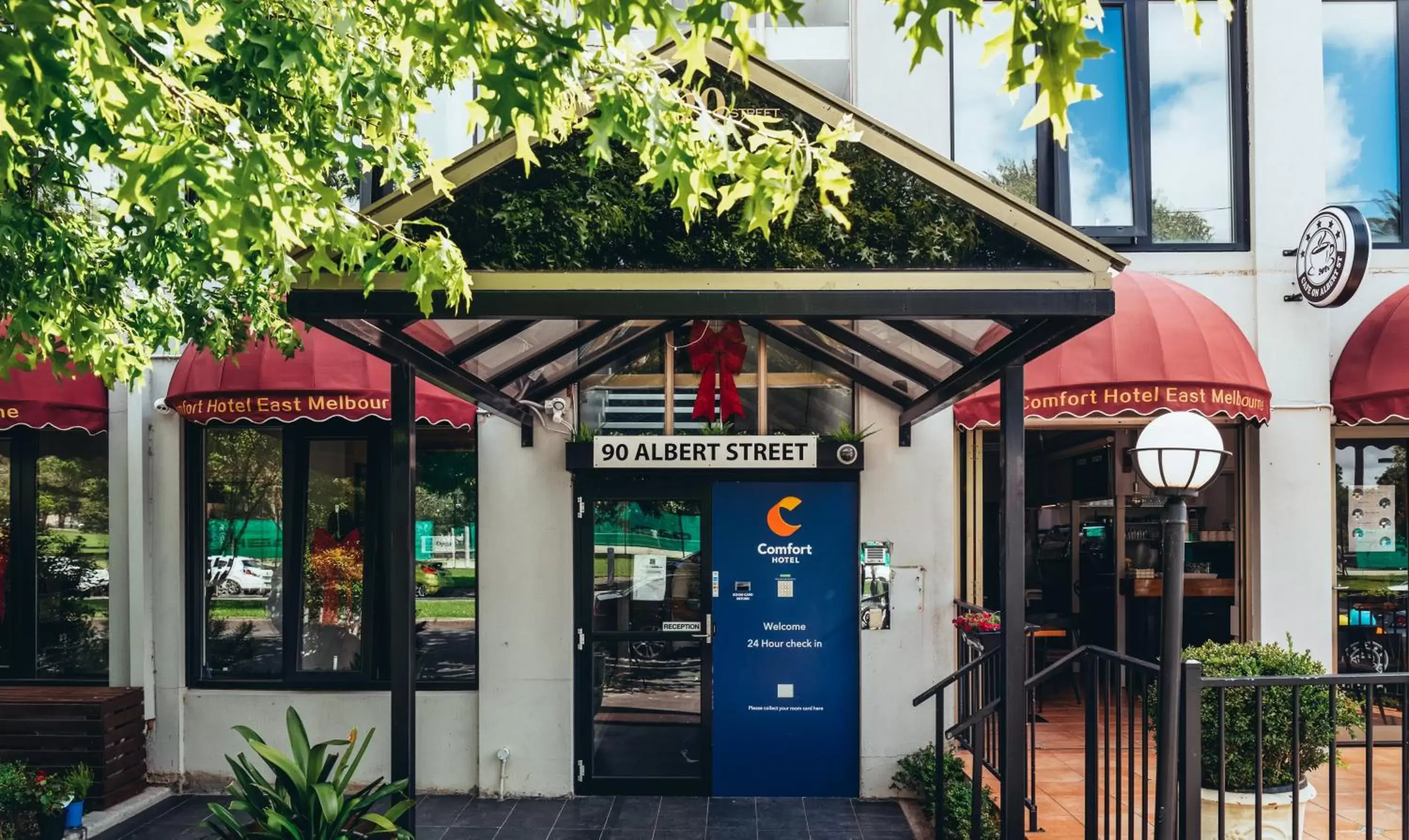 Facade/entrance in Comfort Hotel East Melbourne