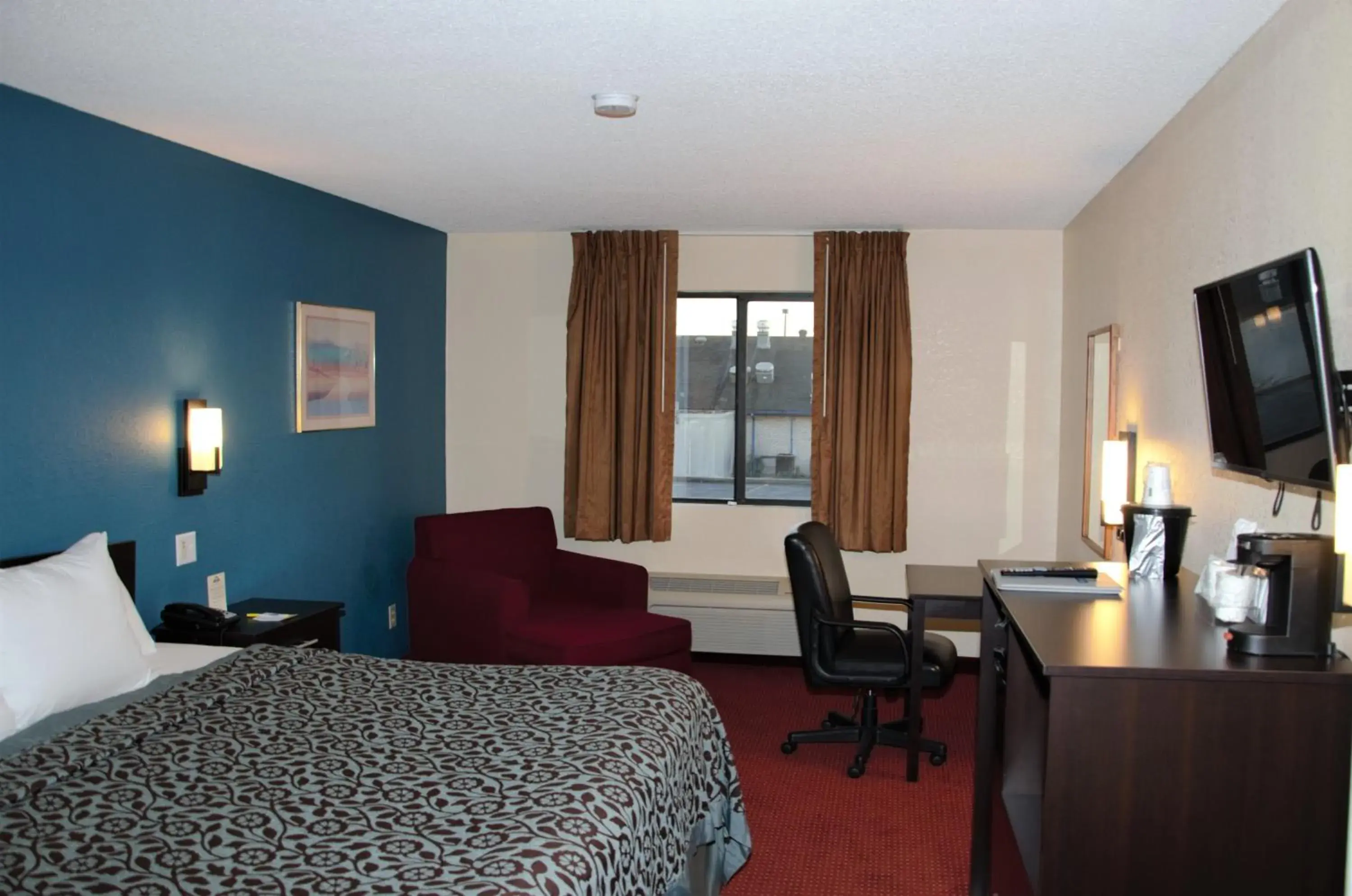 Photo of the whole room in Days Inn by Wyndham Glasgow