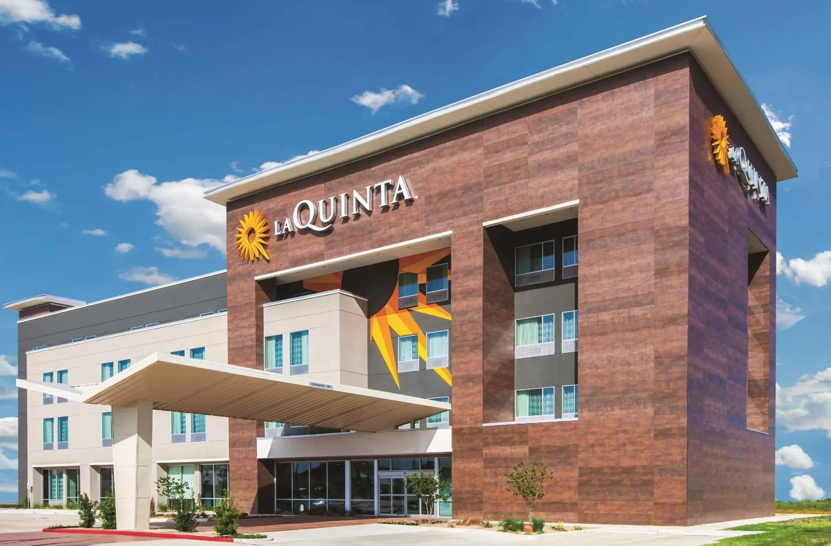 Property Building in La Quinta Inn and Suites by Wyndham Bloomington