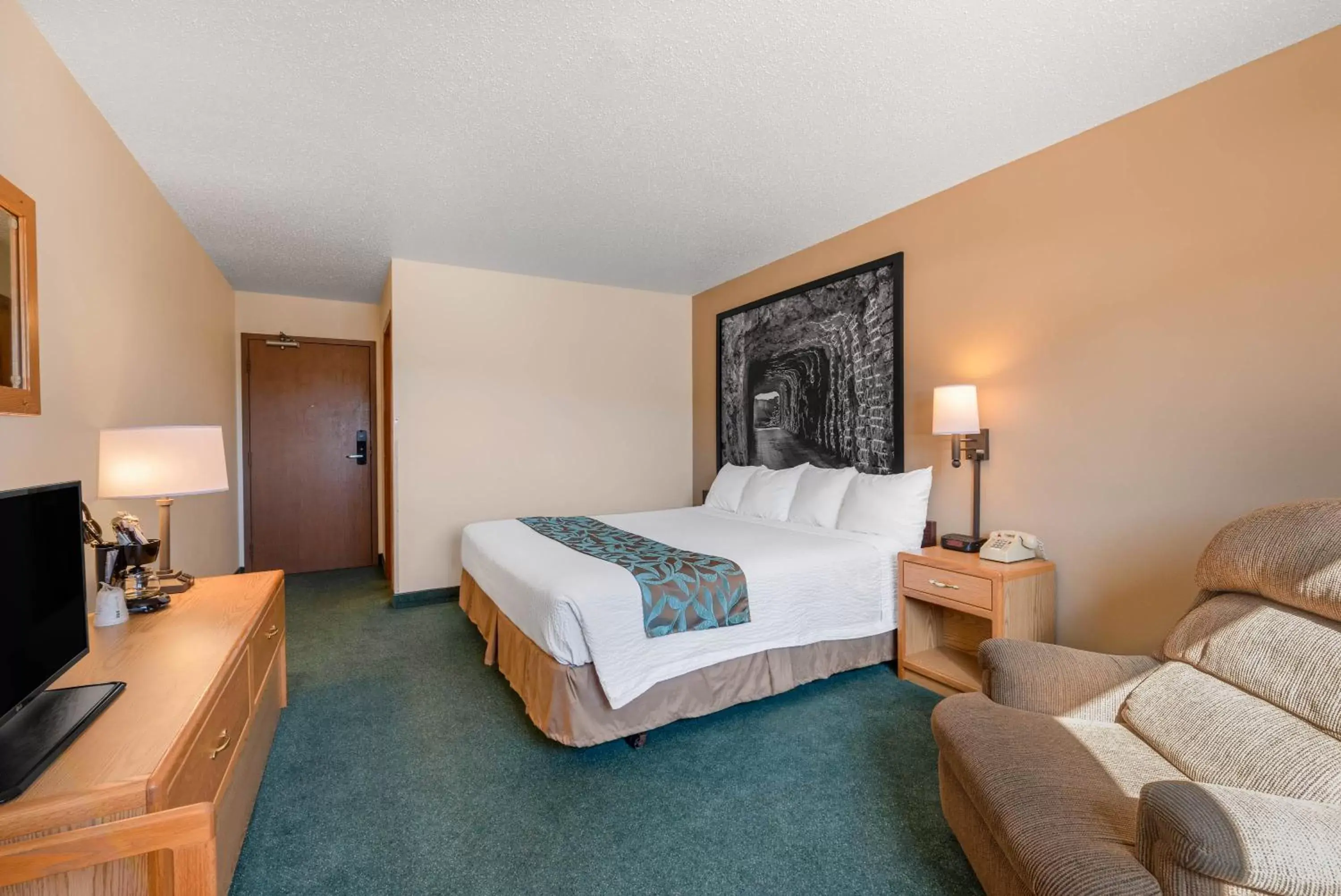 Bed in Super 8 by Wyndham Hill City/Mt Rushmore/ Area
