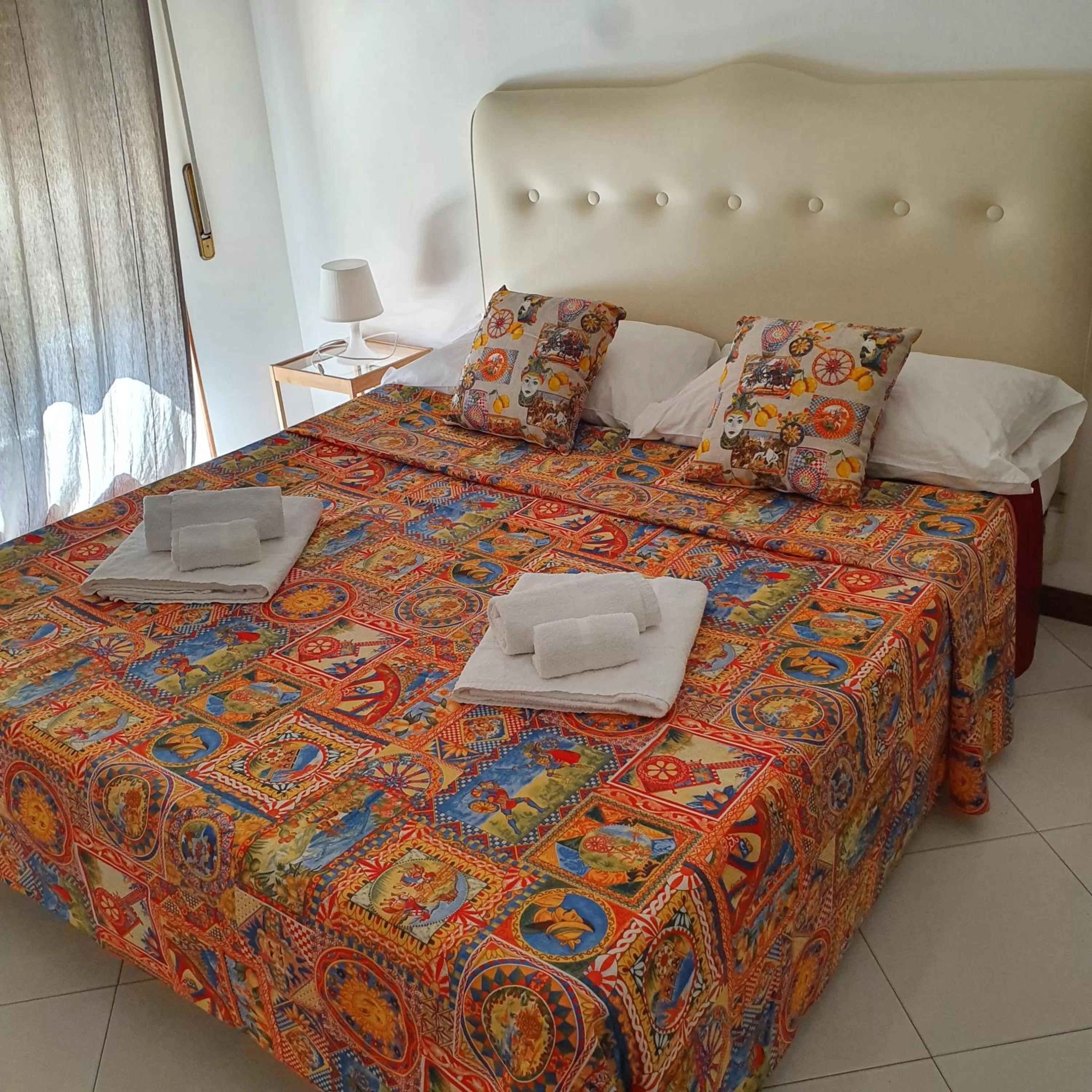 Photo of the whole room, Bed in Alba central City