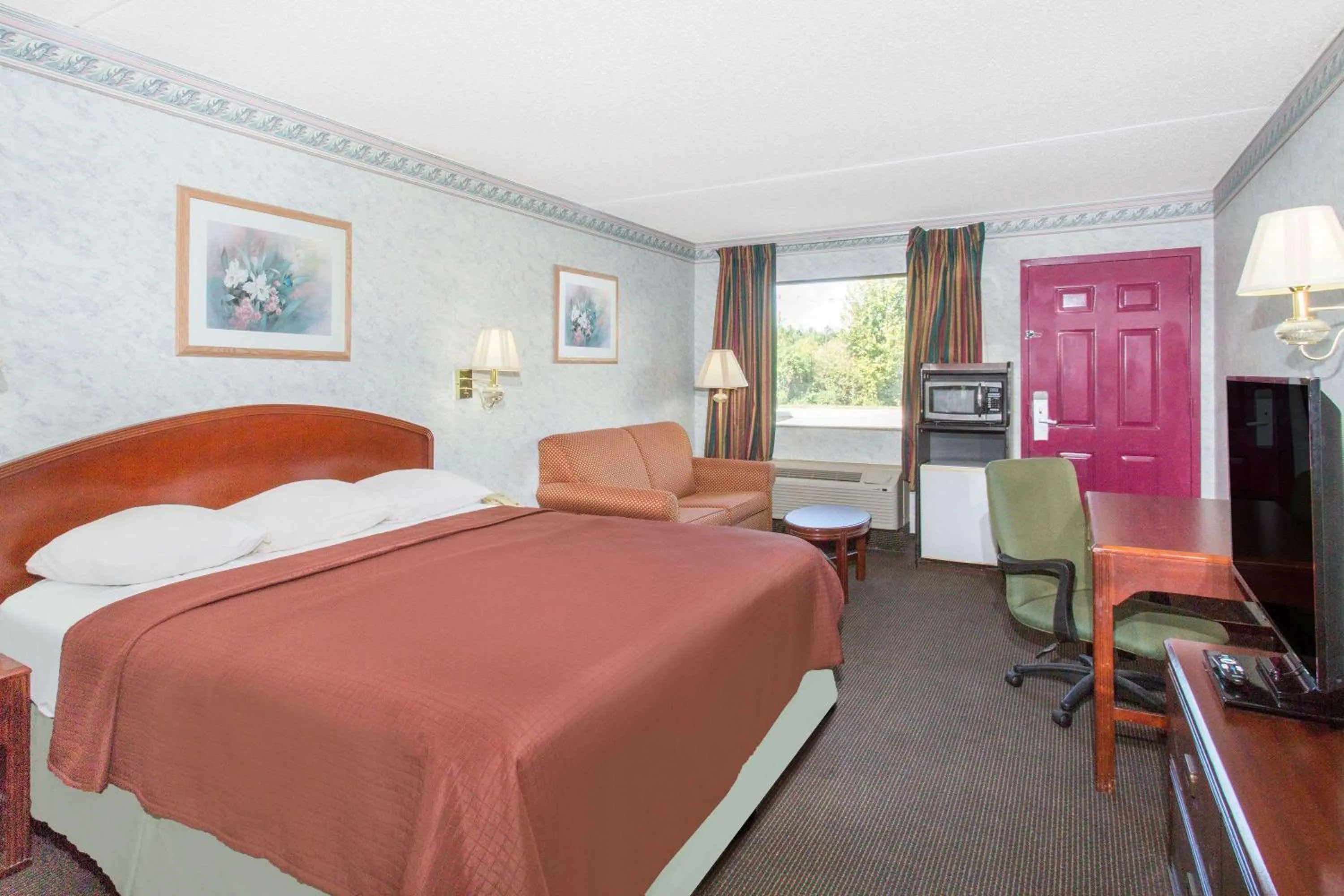 King Room - Disability Access/Non-Smoking in Days Inn & Suites by Wyndham Bentonville