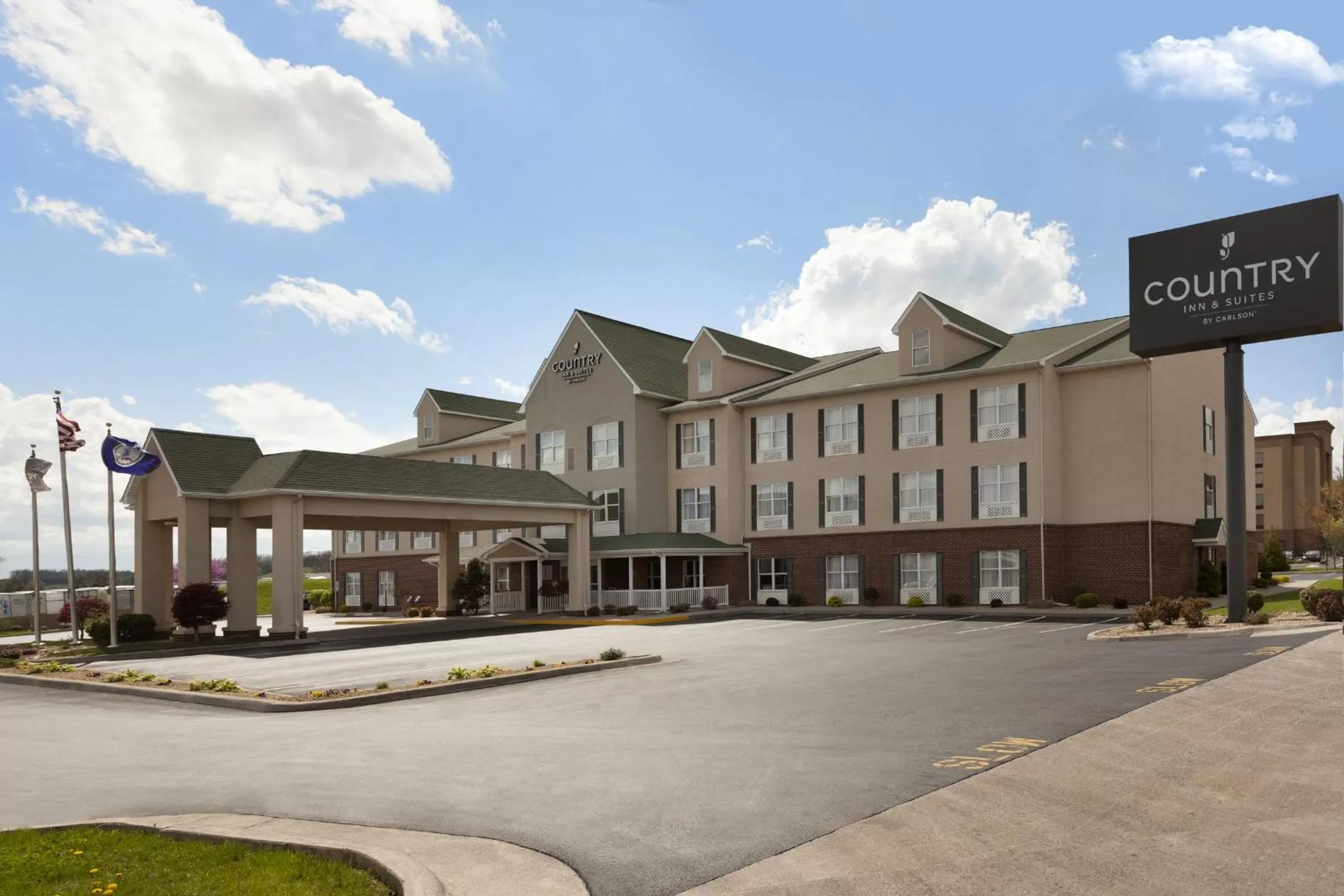 Property building in Country Inn & Suites by Radisson, Harrisonburg, VA