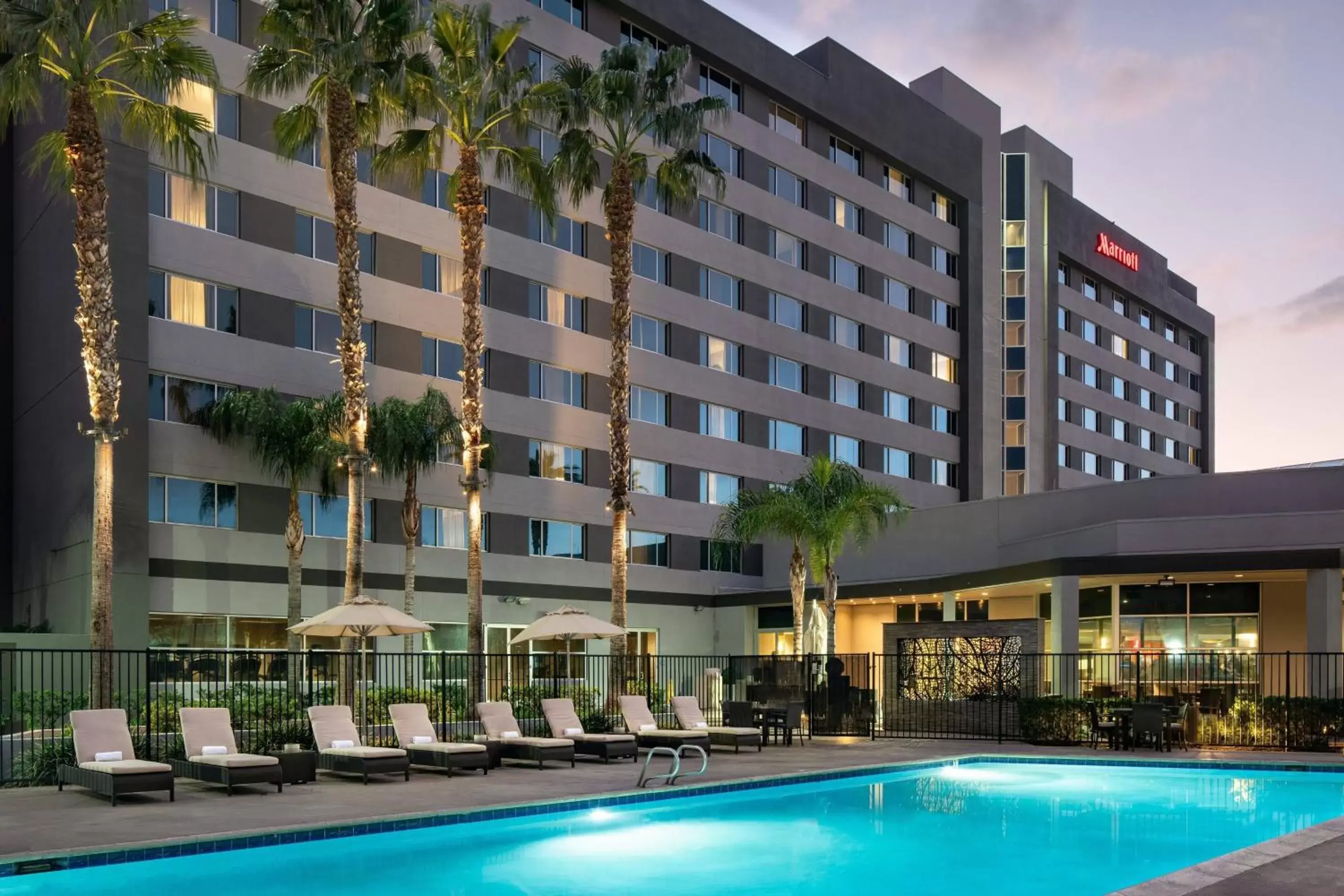 Swimming pool, Property Building in Bakersfield Marriott at the Convention Center