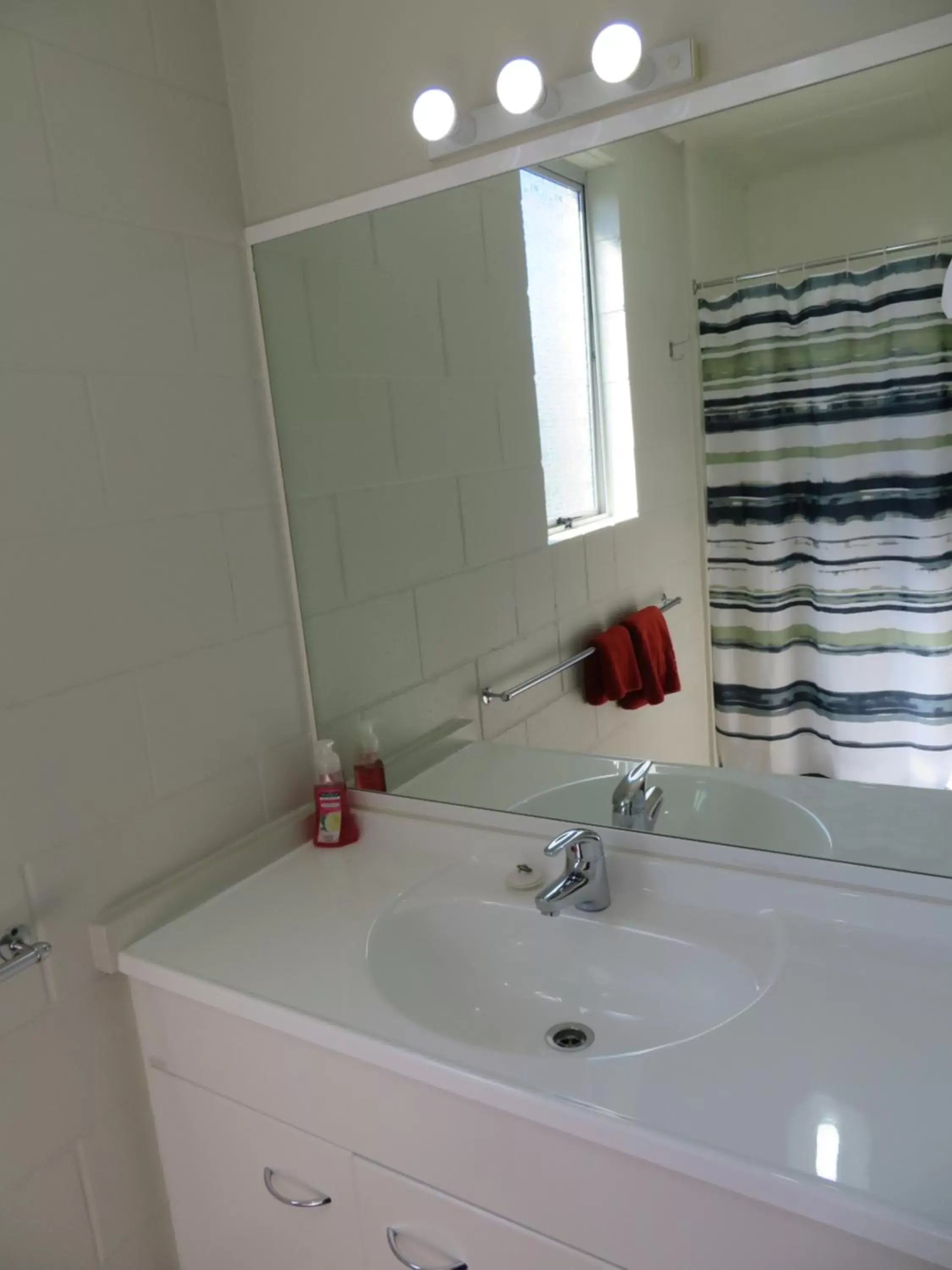 Bathroom in Commodore Court Motel