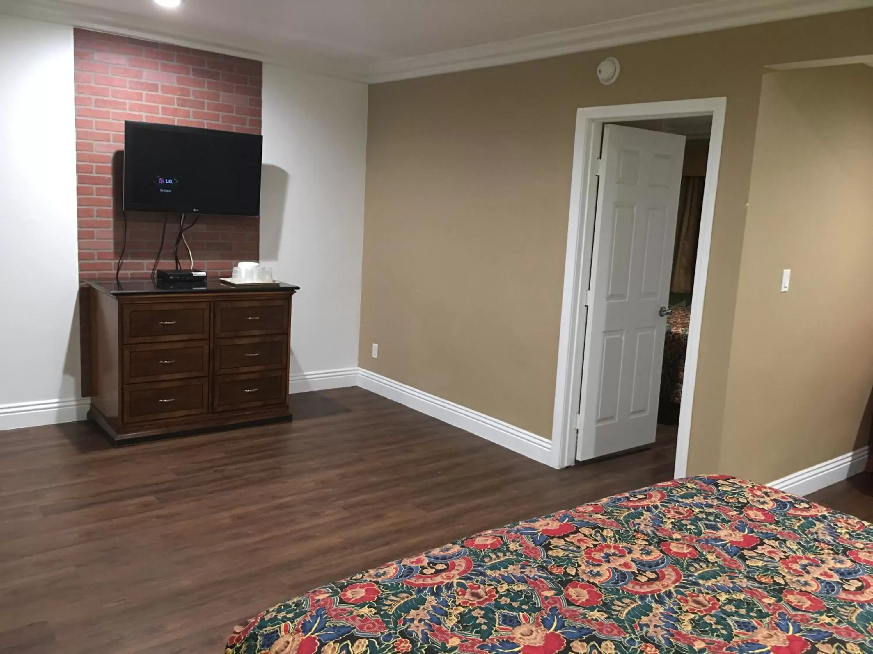 TV and multimedia, TV/Entertainment Center in American Inn & Suites LAX Airport