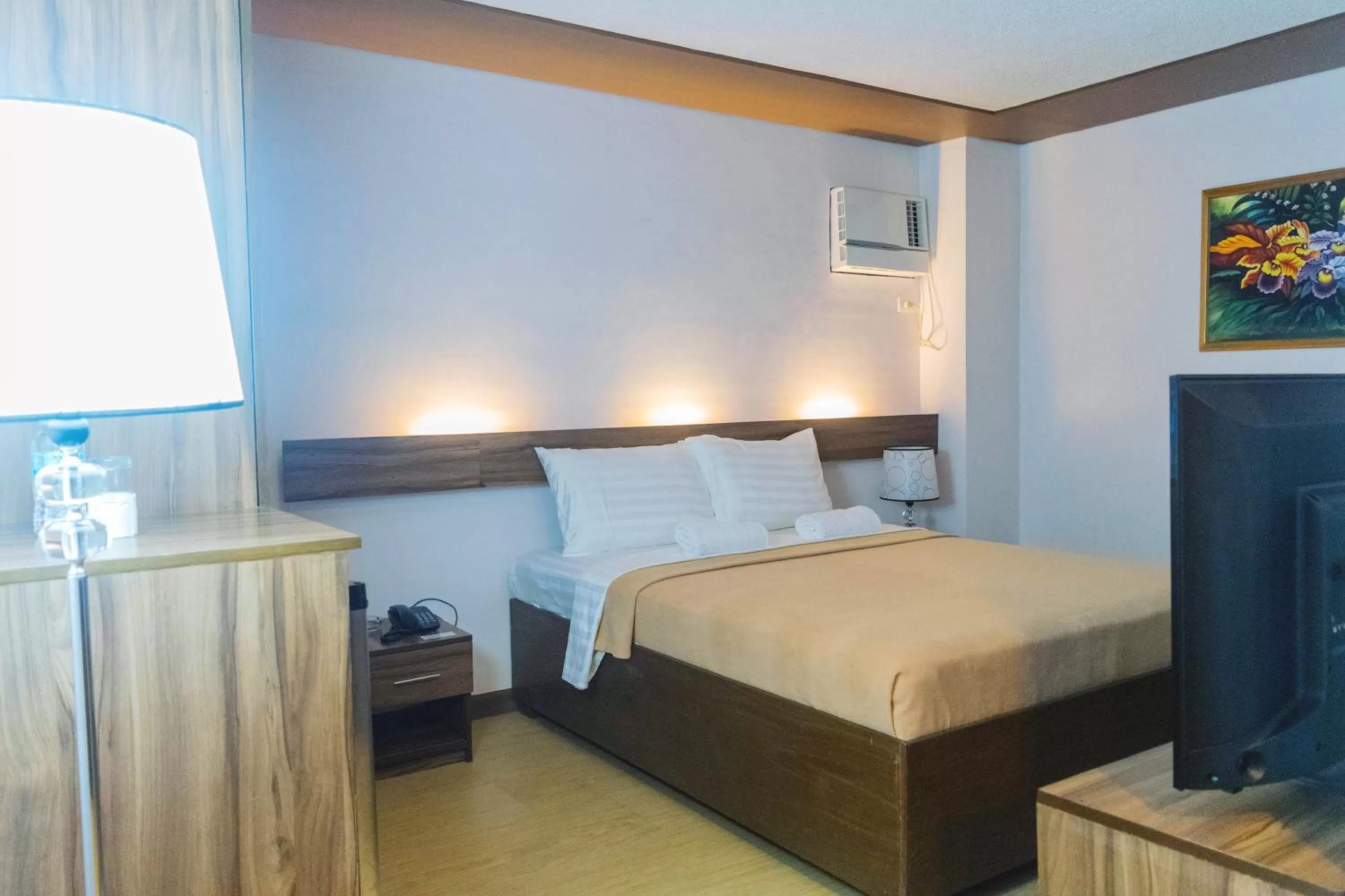 Photo of the whole room, Bed in Leope Hotel