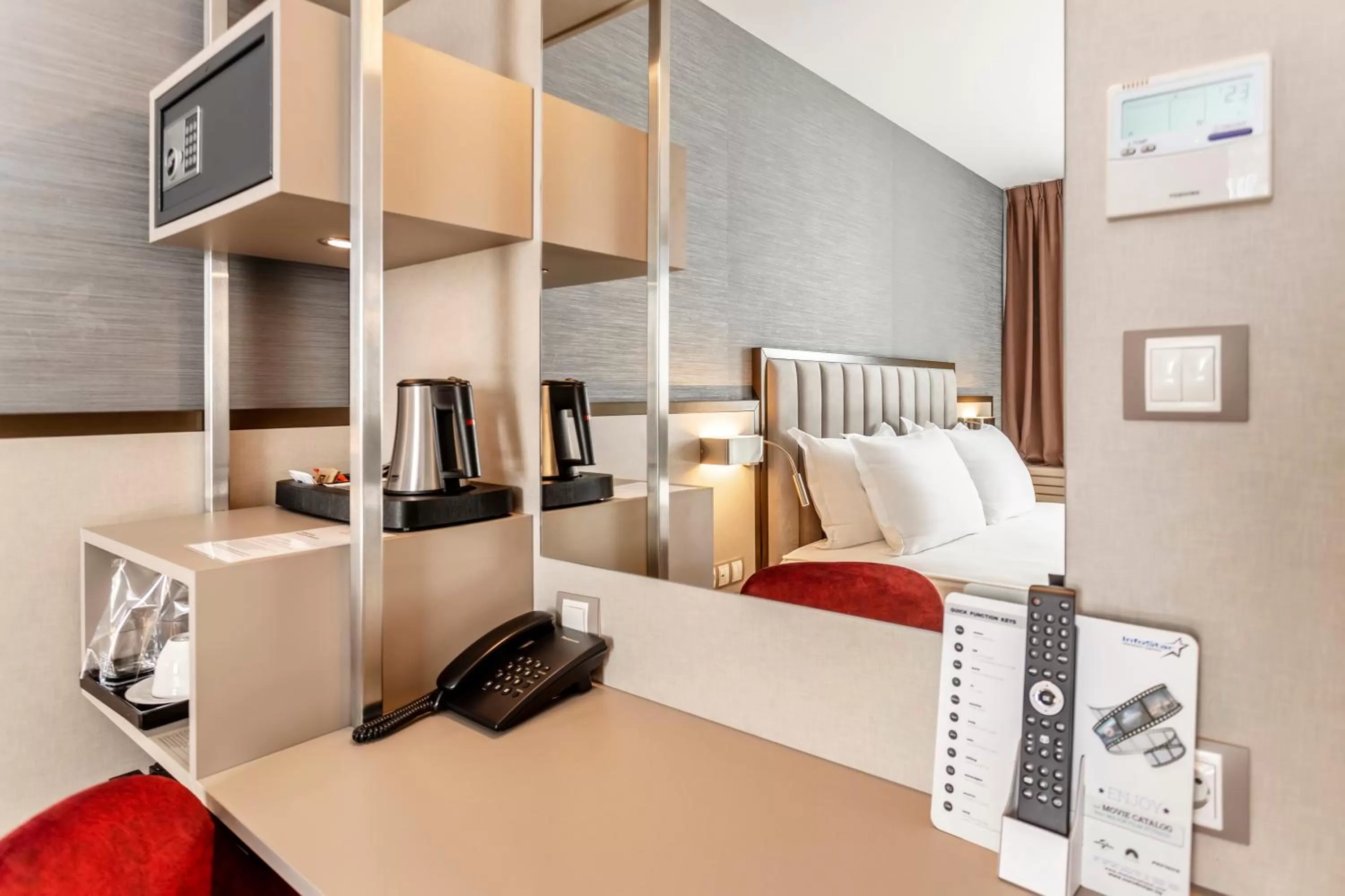 Coffee/tea facilities, Bed in Hotel Bulgaria