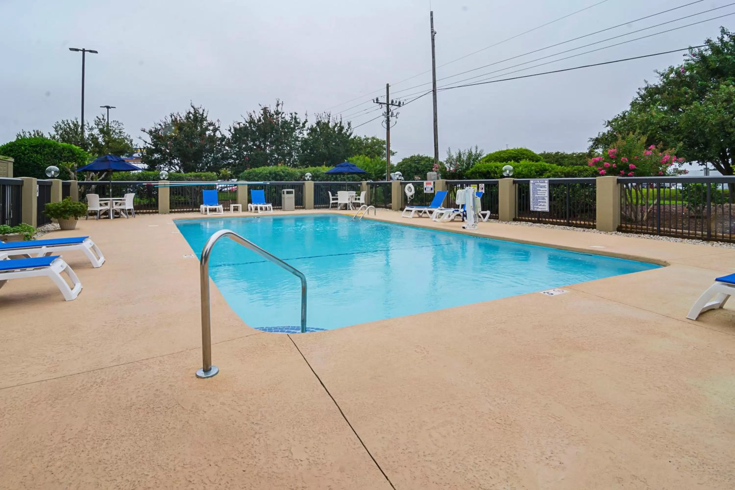 Swimming pool in Comfort Inn University