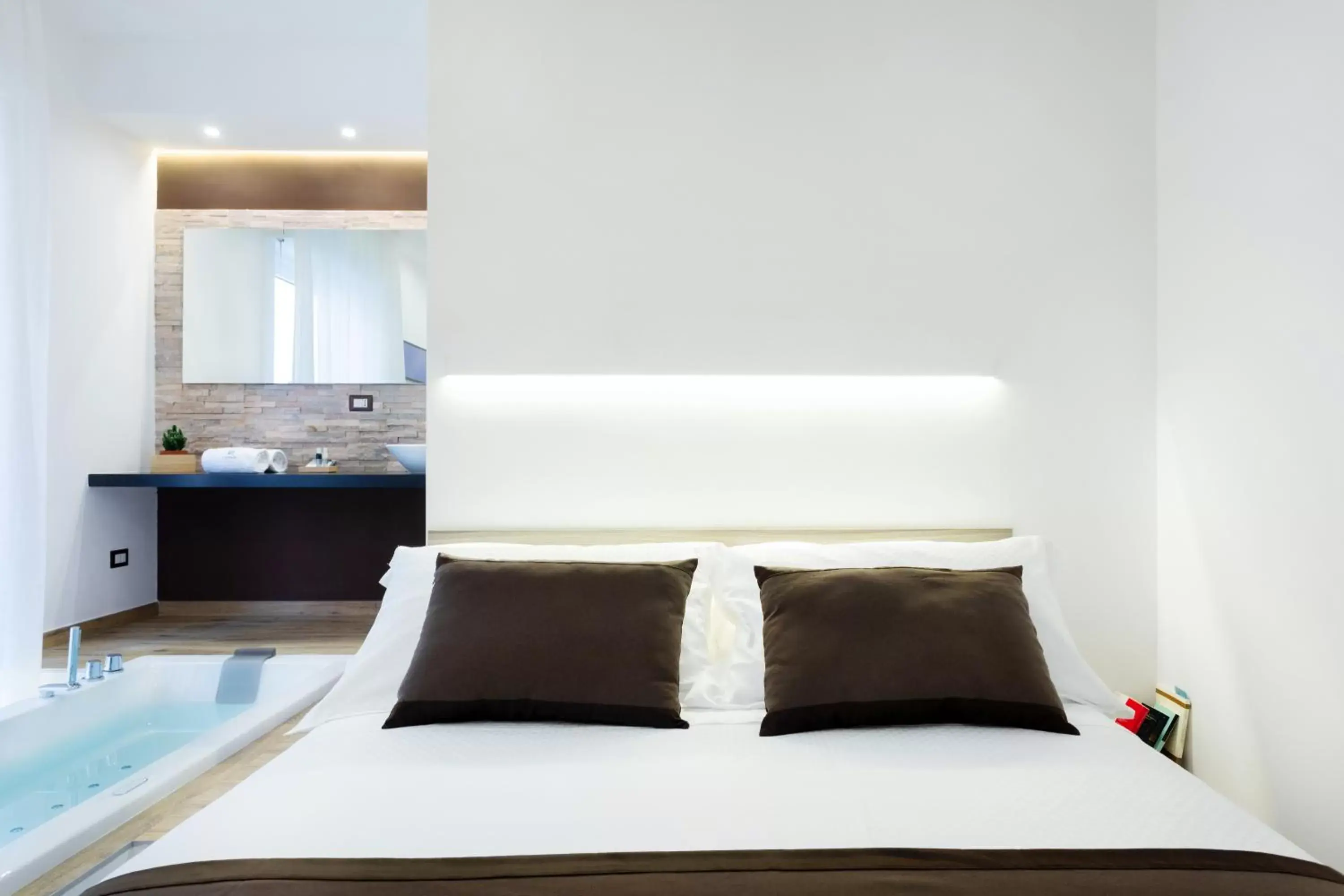 Hot Tub, Bed in Lighea aqua suites and breakfast
