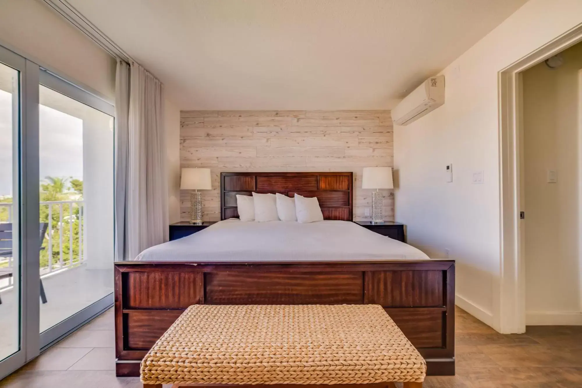 Bed in Skipjack Resort & Marina