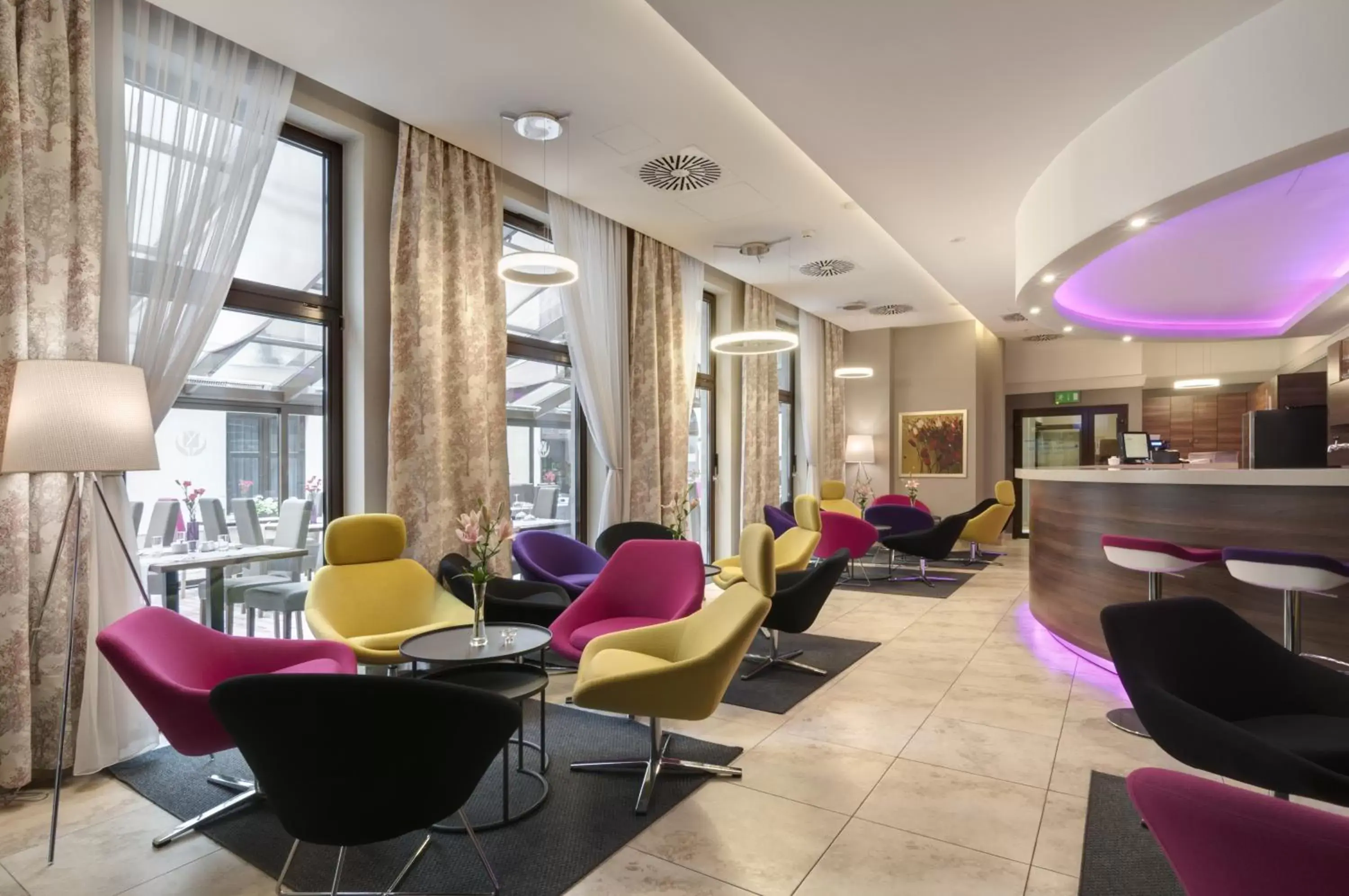 Lounge or bar, Lobby/Reception in Golden Tulip Krakow City Center