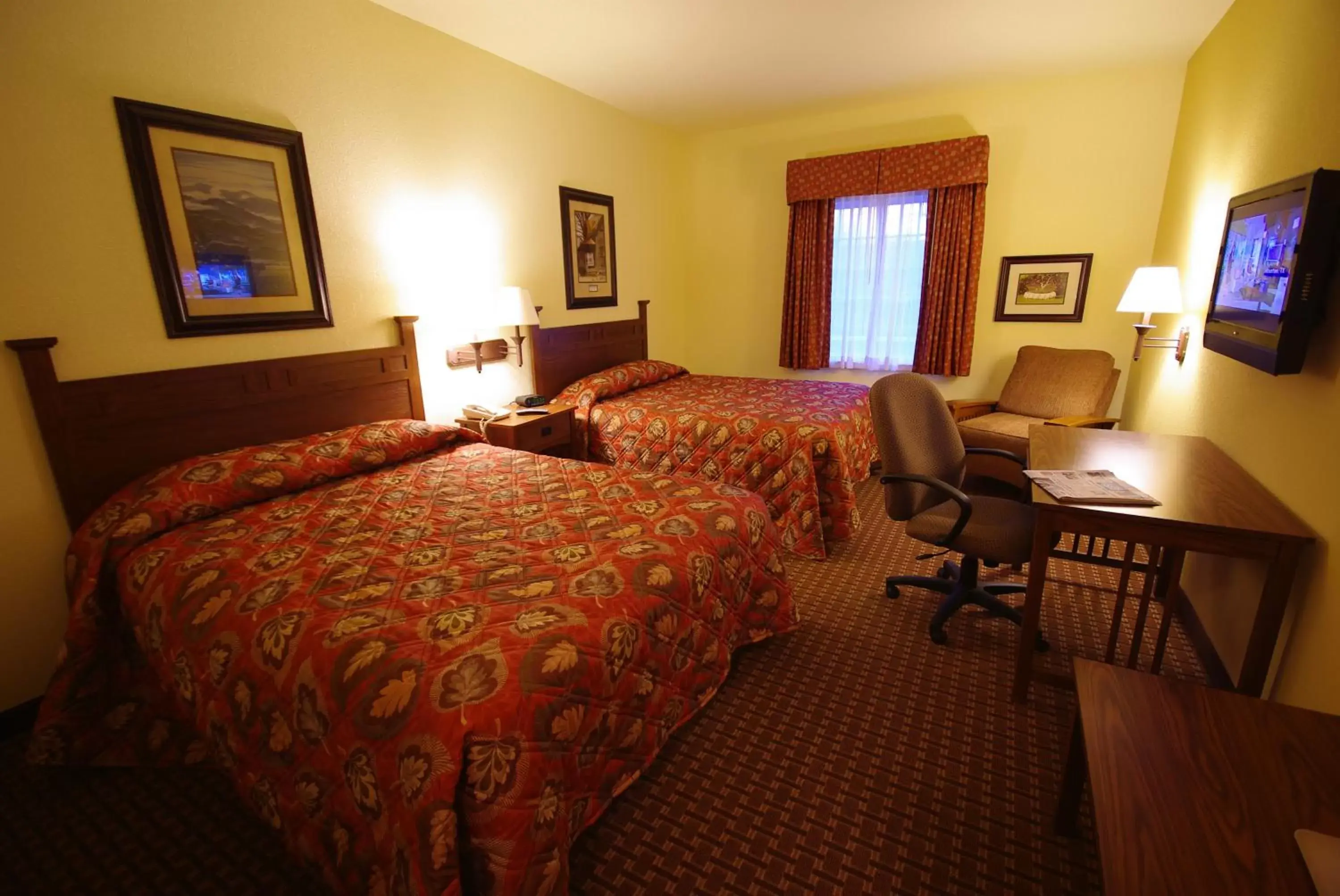 Bed in Mountain Inn & Suites Airport - Hendersonville