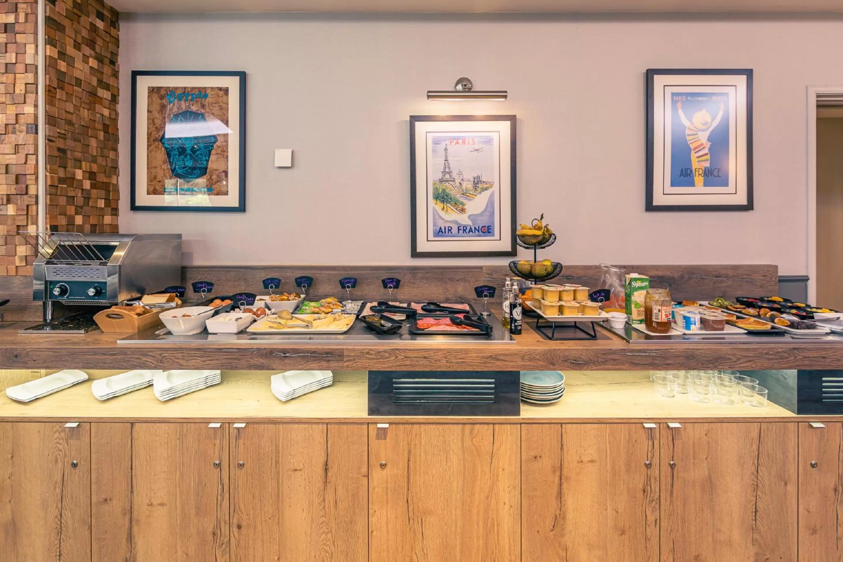 Buffet breakfast in Best Western Marseille Aeroport