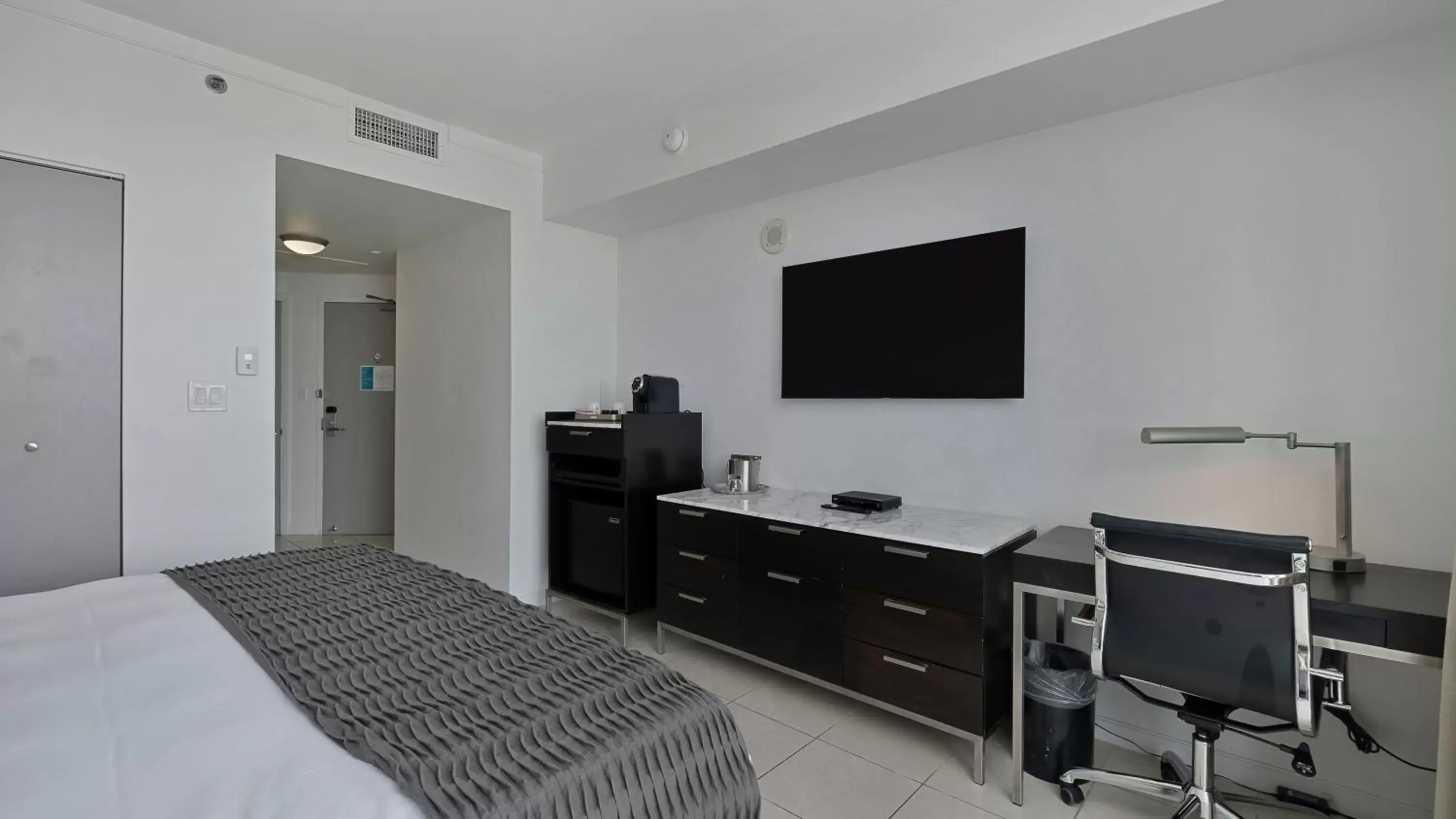 Bed, TV/Entertainment Center in Hotel Arya BW Premier Collection