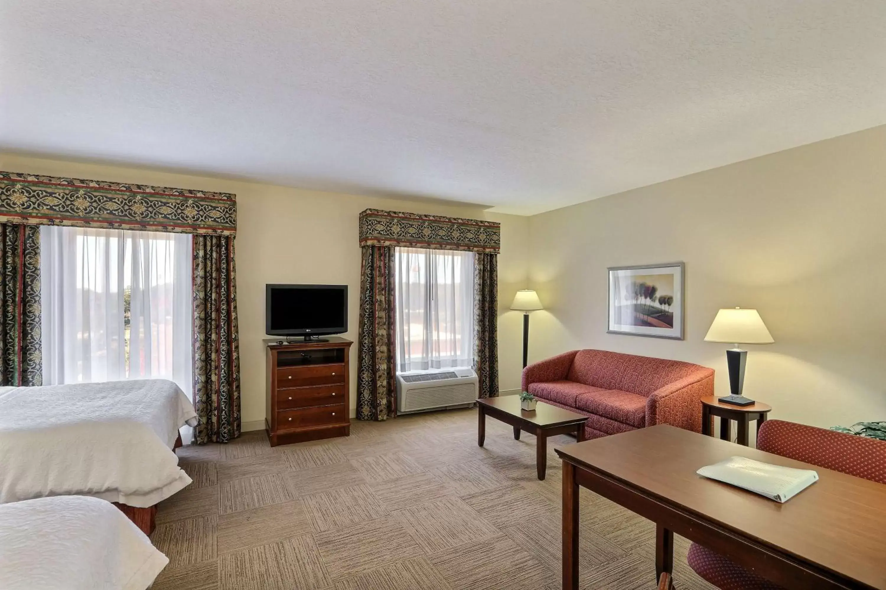 Bed, Seating Area in Hampton Inn & Suites Savannah - I-95 South - Gateway