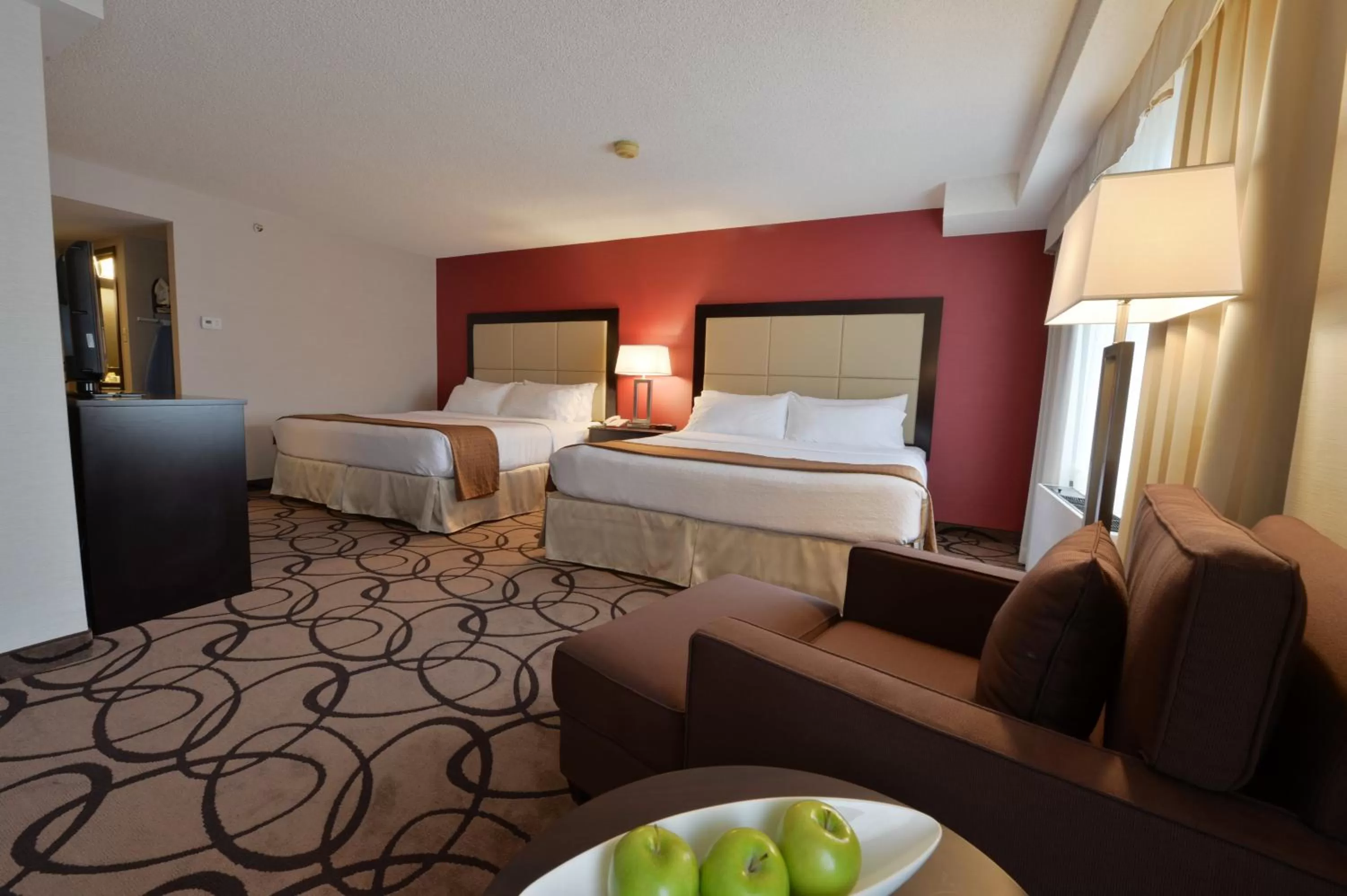 Photo of the whole room, Bed in Holiday Inn Montreal Centre Ville Downtown by IHG