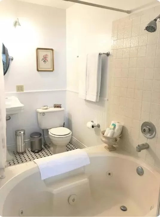 Bathroom in Heber Senator Bed and Breakfast