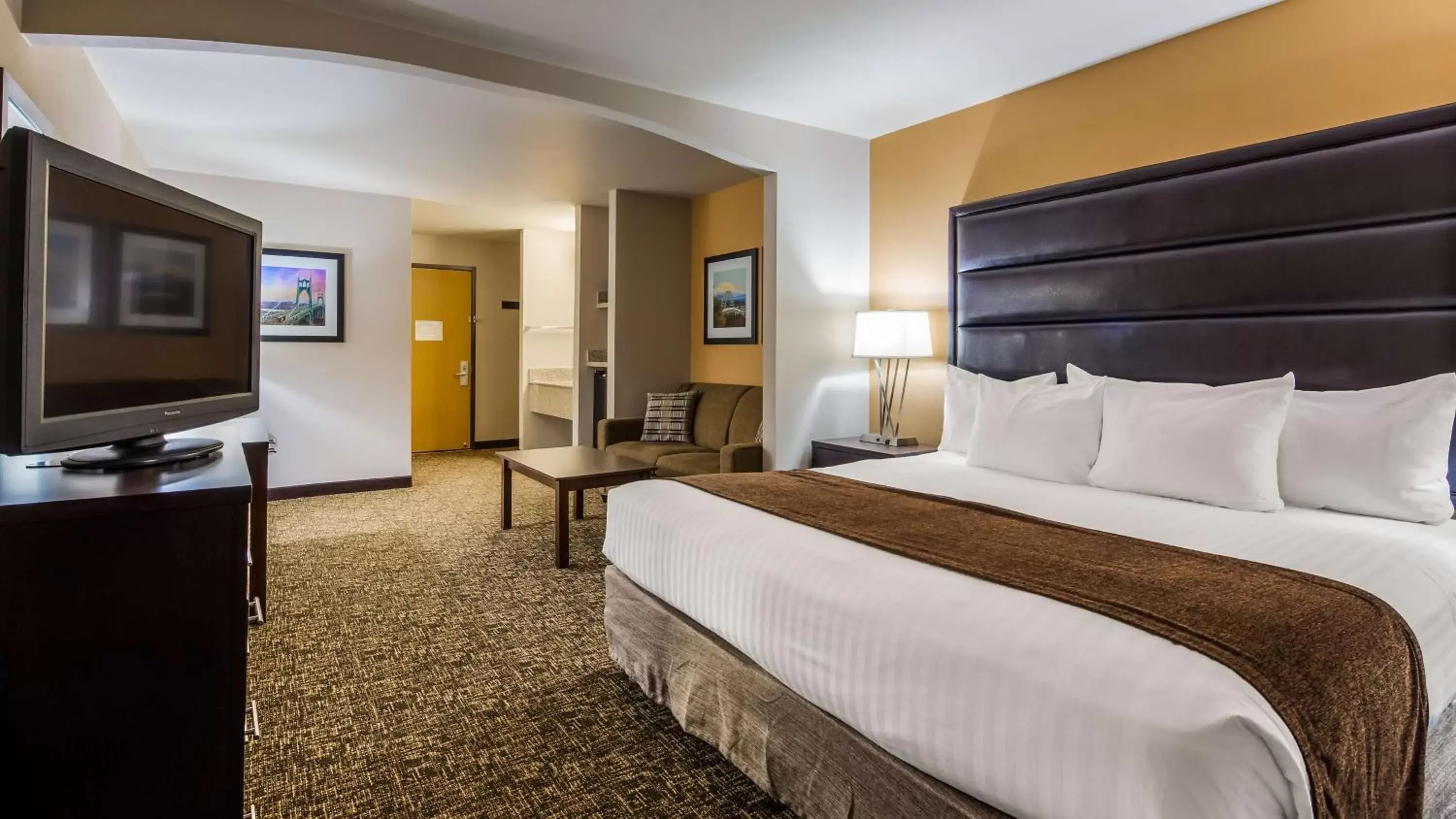 Photo of the whole room, Bed in Best Western Oak Meadows Inn Photo of the whole room, Bed in Best Western Oak Meadows Inn