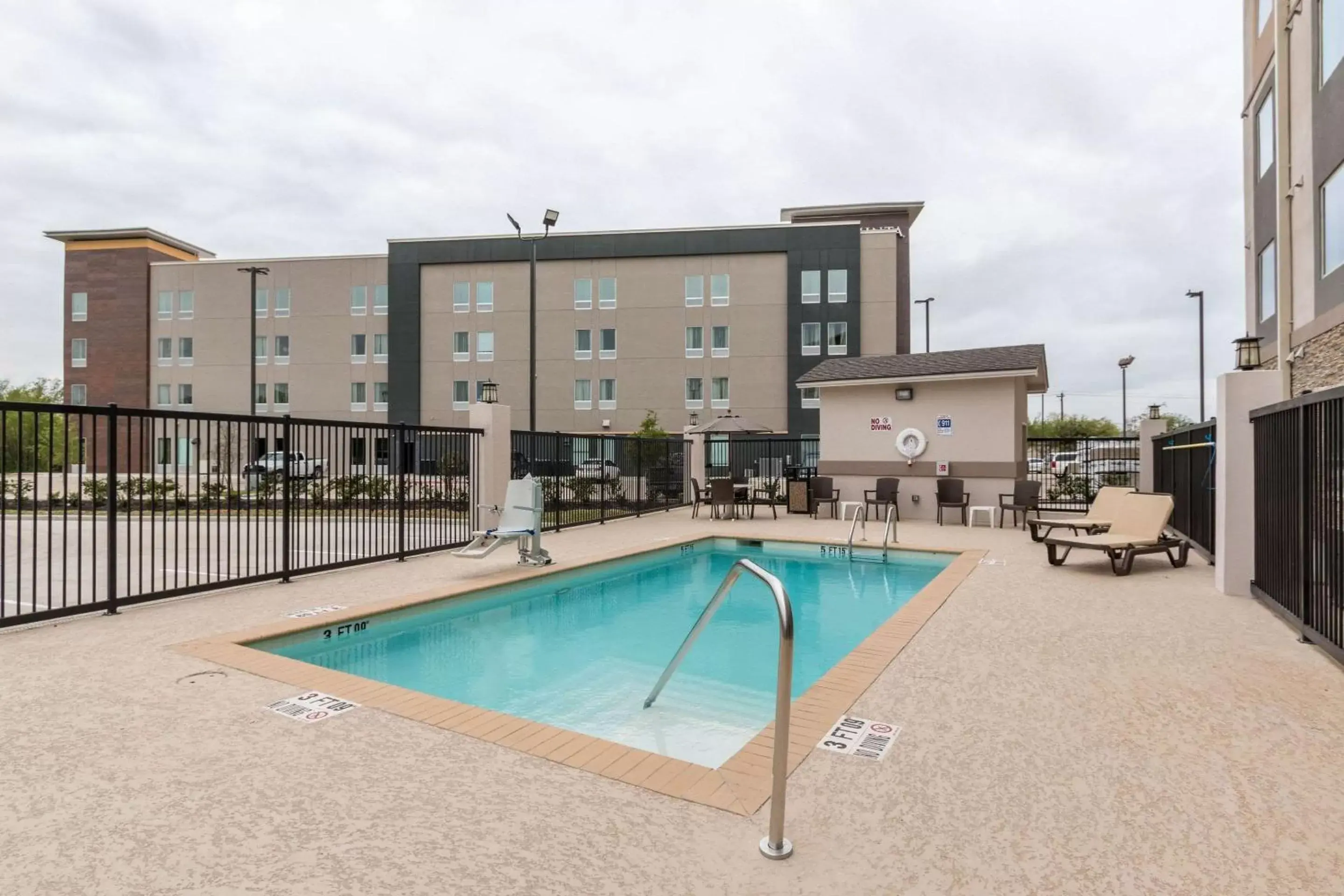 On site, Swimming Pool in Sleep Inn & Suites College Station