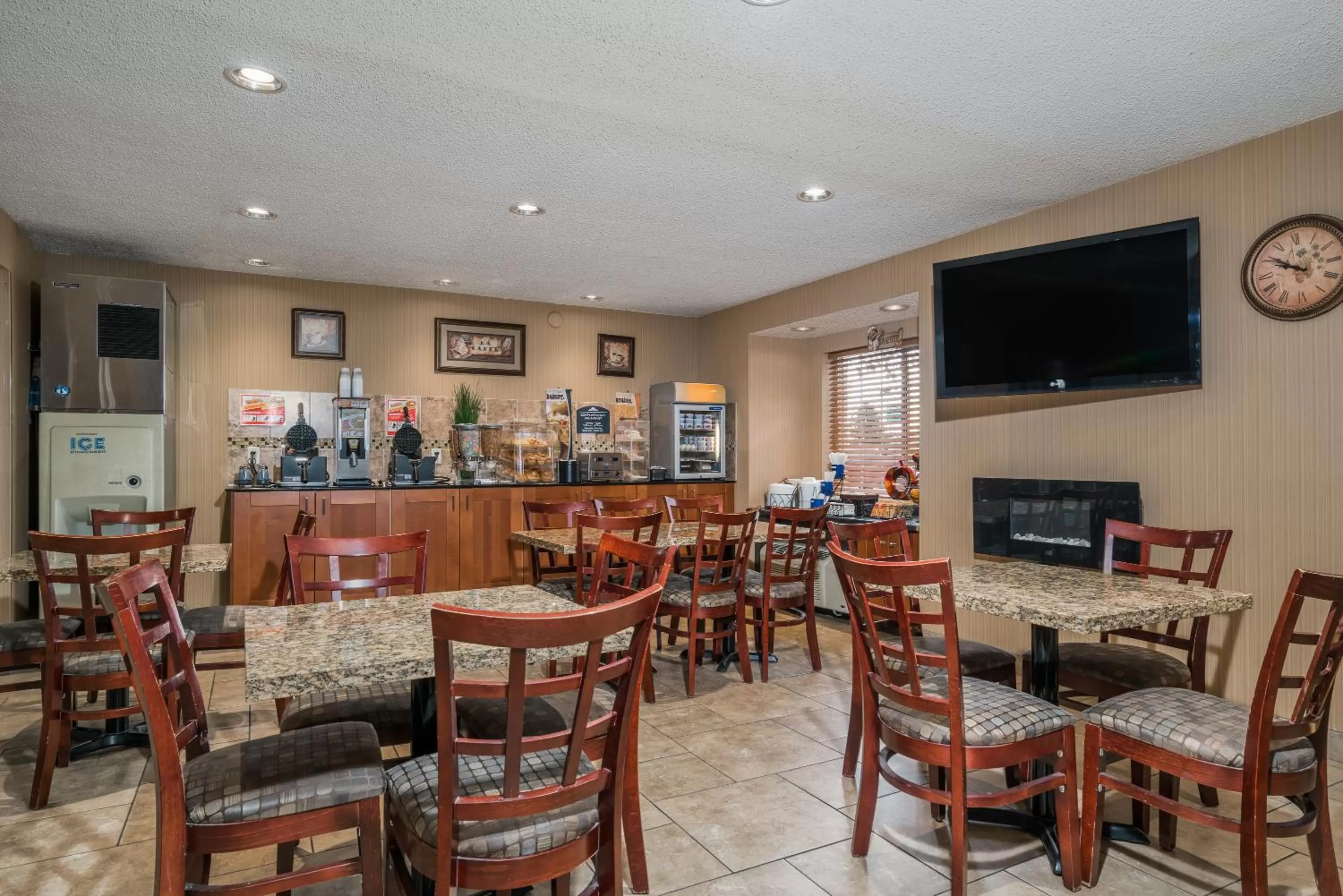 Dining area in Microtel Inn & Suites by Wyndham Rochester North Mayo Clinic