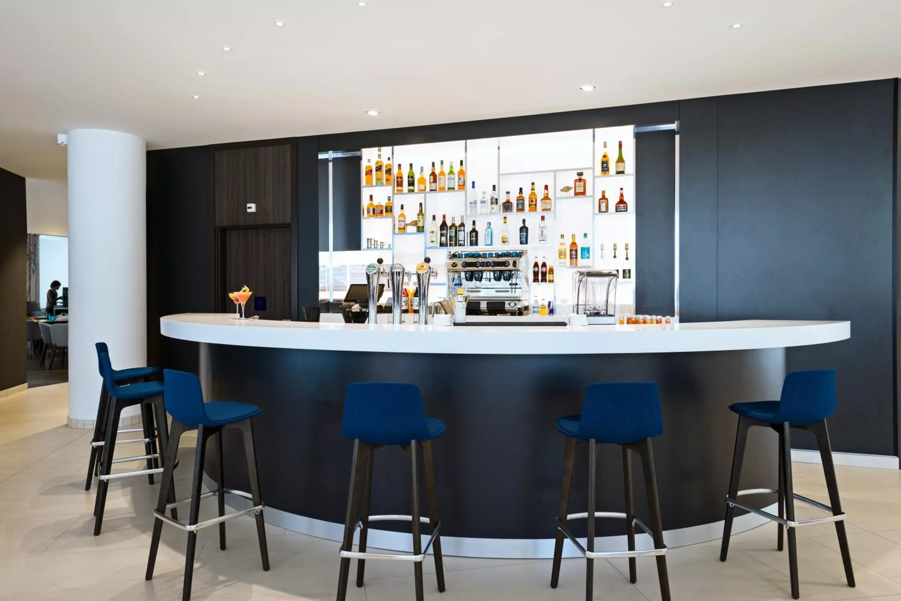 Lounge or bar, Lounge/Bar in Golden Tulip Marseille Euromed