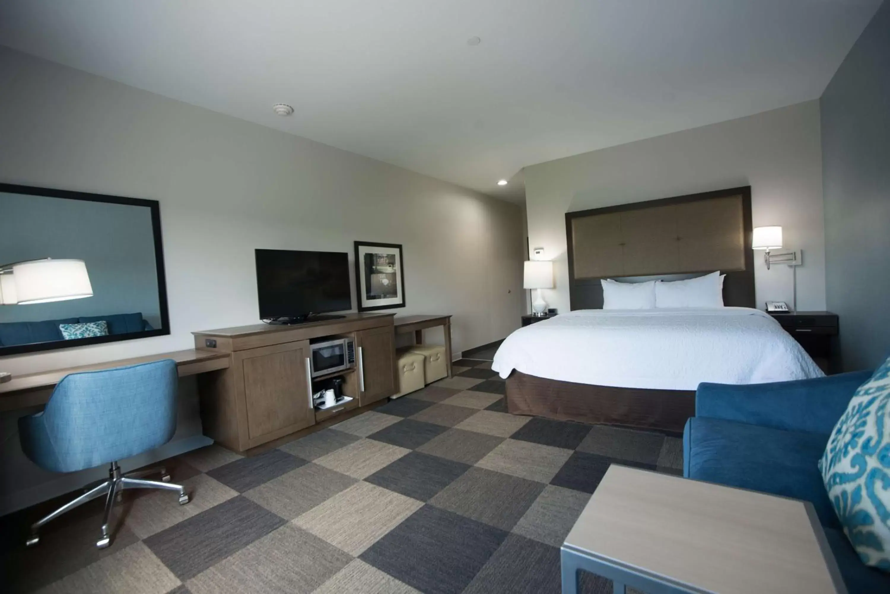Bed in Hampton Inn & Suites Stillwater West